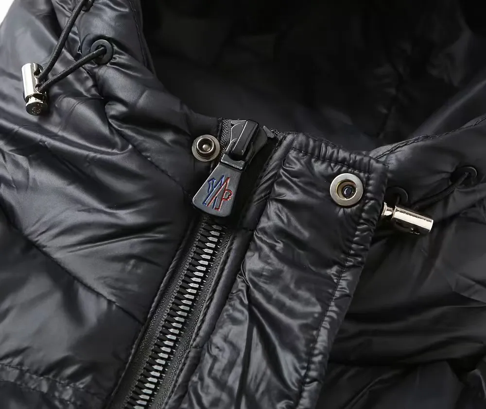 P840 MONCLER/Mask "Official website's same classic double patchwork embroidered small label splicing pocket" Hooded down jacket - Fabric: National standard 90 white duck down jacket, made of polyester fiber fabric. Comfortable and warm, perfect appearance, good bulk recovery after compression, heat-containing warmth, complete three standards, original fabric, official same style, different from ordinary version on the market - Color: black - Size: M L XL XXL XXL XXXL - Purchase the original mold and create it with a full set of customized accessories. Details determine success or failure.  - Accessories: The original accessories are complete with one to one and three standards, os off-shoulder version, same style for men and women, official website quality - no gender distinction, same style for men and women