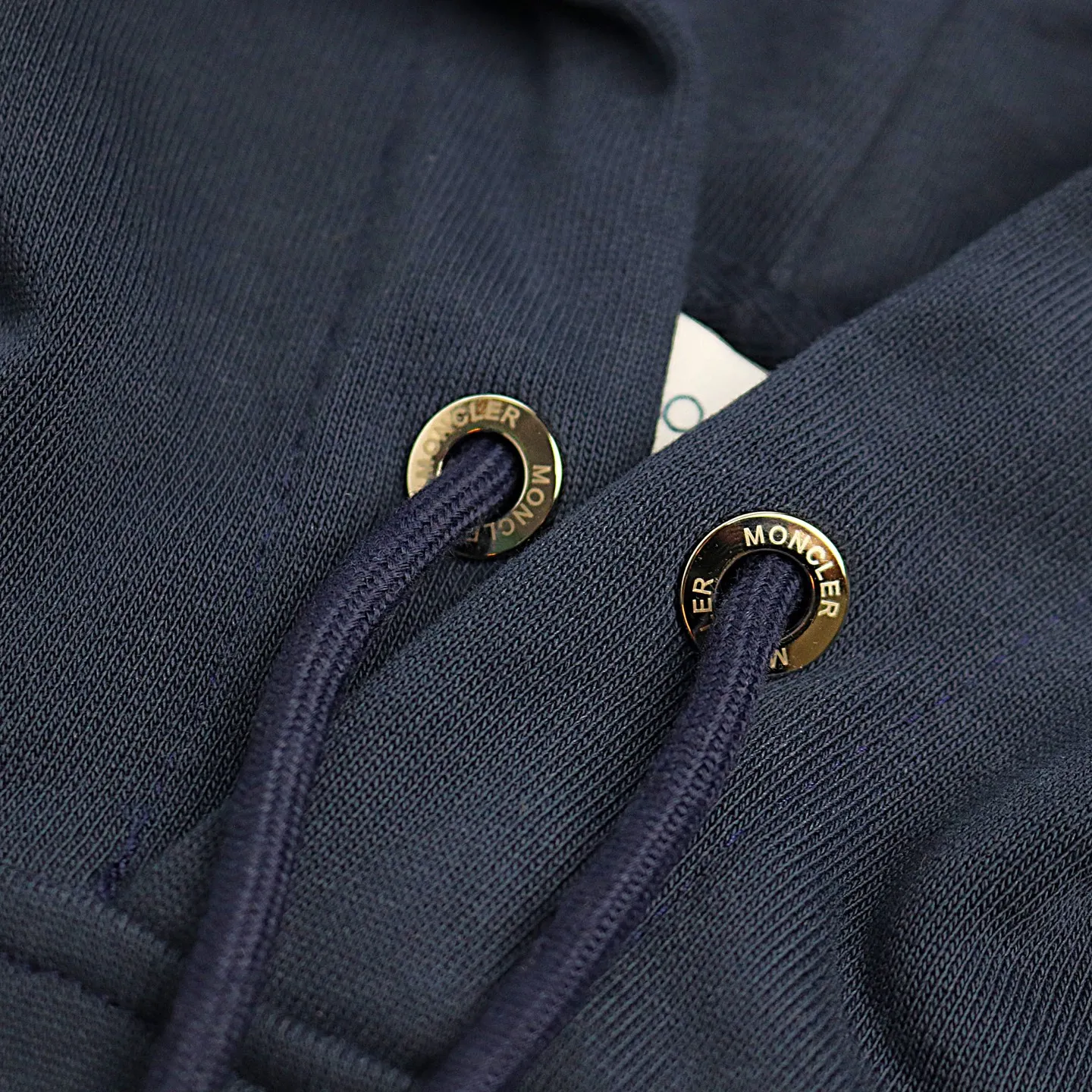 P228 Style number: 851 〈MONCLER〉Basic hooded sweatshirt for Mongolian mouth. The price of Mongolian sweatshirt is actually quite advantageous. Those who have been to the counters should know that the price of Mongolian hooded sweatshirt is not much cheaper than that of Gucci Burberry. It is just relatively low-key and unwilling to hype. It is a picture that you want to buy or not. The aloof existence... ✅Original custom-made with logo eyelets and hood ✅460g 100% cotton wool-eating fabric OS version is too big ✅Matched with the original high-weight double yarn thread ✅Correct three-needle and five-thread craftsmanship Chain edge Color: Black White Royal Blue Sky Blue Size S M L