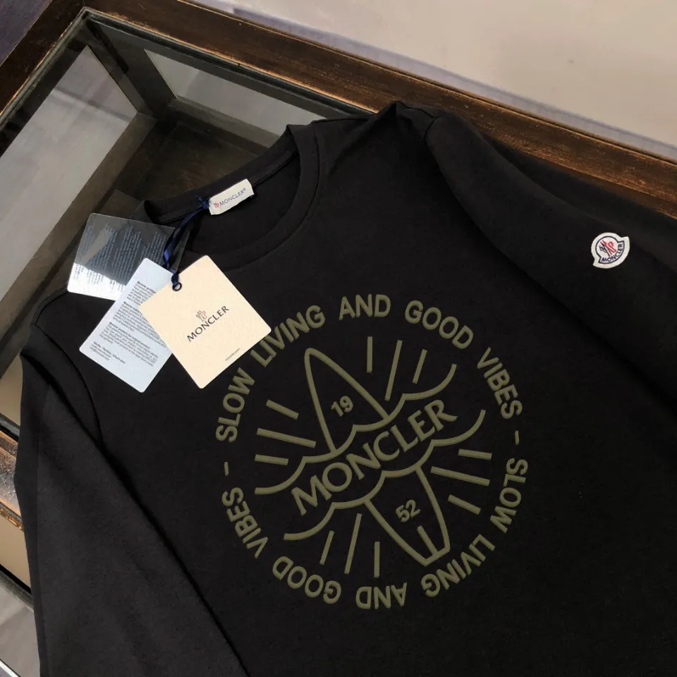 P180, a non-off-the-shelf model, you can trust it. Moncler printed long-sleeved T-shirt, 240g breathable cotton fabric, very soft and comfortable texture, does not shrink, does not deform, does not ball), can be worn alone as a base layer. Original customized accessories, collar label, care mark, hangtag, packaging (perfect details) Color: White Black Size: XS S M L