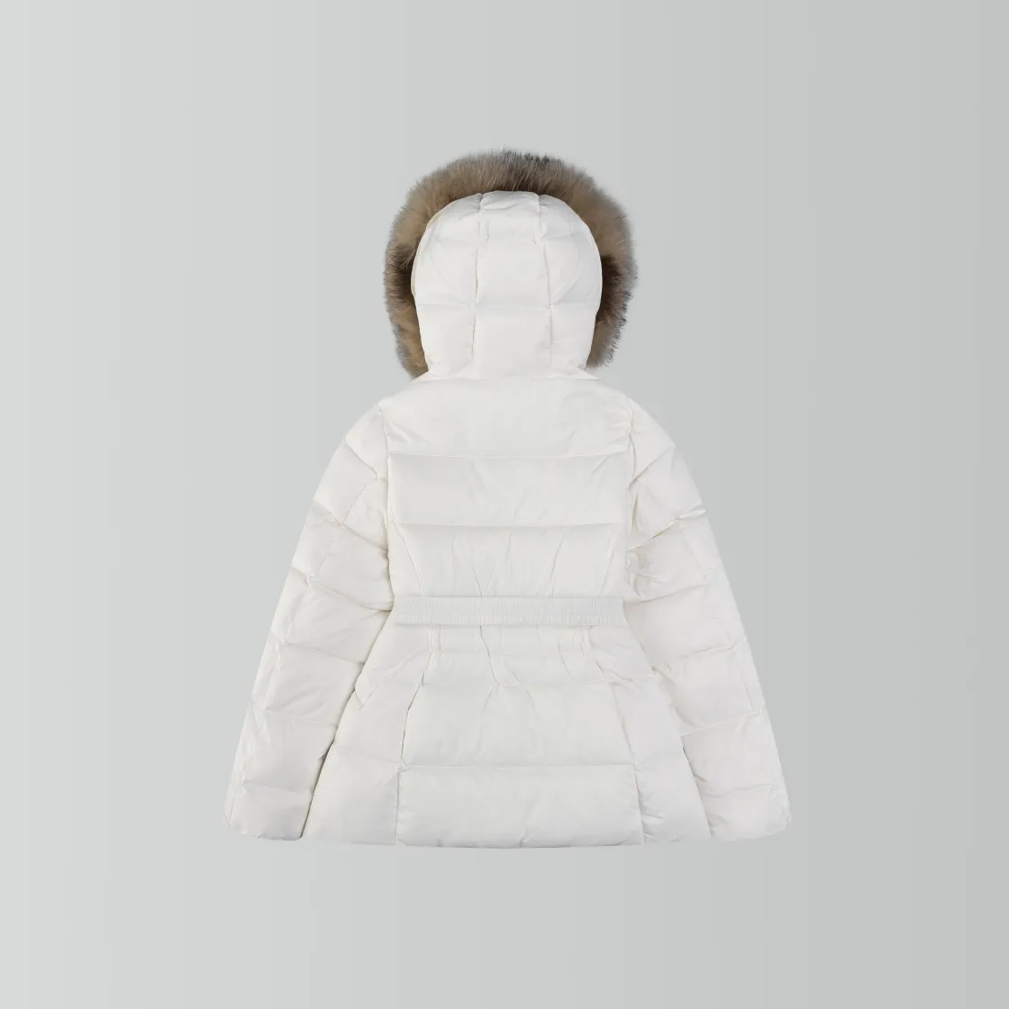 P960 Ceiling fox fur version MONCLER/moner hermifur series women's short heavy-crafted nylon down jacket. Jumpsuit hood with detachable fox fox real fur collar, plated hardware die-cast zipper and invisible snap button front placket. Comes with original color belt and three-level snap button, which can be freely adjusted. There are four internal seams on both sides of the tension beam above the waist, making the waist slimmer and not bloated. Double-layer flap pockets with black painted snap buttons. All colors are matched with original color belts, three-level snap buttons, and the elasticity can be adjusted freely. The fabric is soft and comfortable, the velvet has good fluffiness, and the slim fit upper body is light, neat, warm, and not bloated. Color: white black