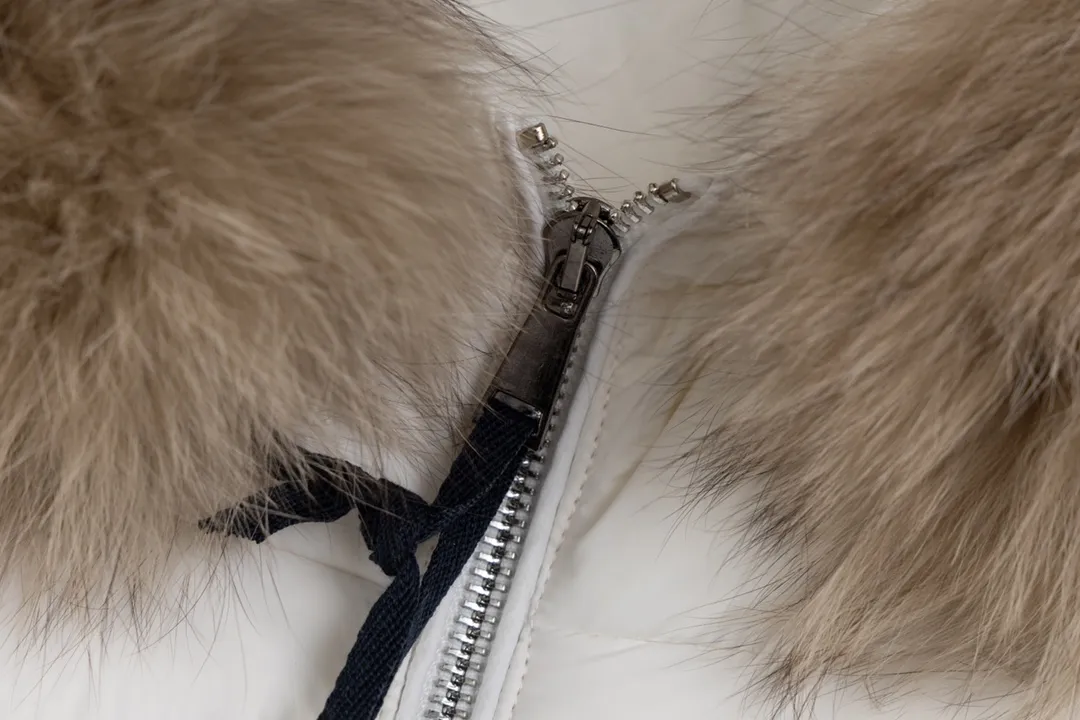 P960 Ceiling fox fur version MONCLER/moner hermifur series women's short heavy-crafted nylon down jacket. Jumpsuit hood with detachable fox fox real fur collar, plated hardware die-cast zipper and invisible snap button front placket. Comes with original color belt and three-level snap button, which can be freely adjusted. There are four internal seams on both sides of the tension beam above the waist, making the waist slimmer and not bloated. Double-layer flap pockets with black painted snap buttons. All colors are matched with original color belts, three-level snap buttons, and the elasticity can be adjusted freely. The fabric is soft and comfortable, the velvet has good fluffiness, and the slim fit upper body is light, neat, warm, and not bloated. Color: white black