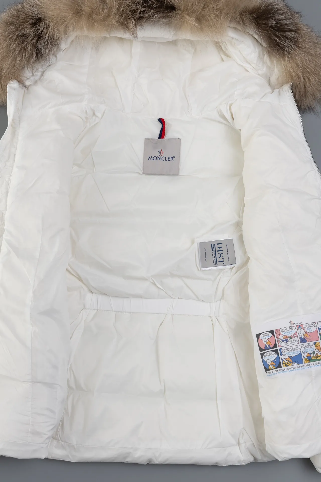 P960 Ceiling fox fur version MONCLER/moner hermifur series women's short heavy-crafted nylon down jacket. Jumpsuit hood with detachable fox fox real fur collar, plated hardware die-cast zipper and invisible snap button front placket. Comes with original color belt and three-level snap button, which can be freely adjusted. There are four internal seams on both sides of the tension beam above the waist, making the waist slimmer and not bloated. Double-layer flap pockets with black painted snap buttons. All colors are matched with original color belts, three-level snap buttons, and the elasticity can be adjusted freely. The fabric is soft and comfortable, the velvet has good fluffiness, and the slim fit upper body is light, neat, warm, and not bloated. Color: white black