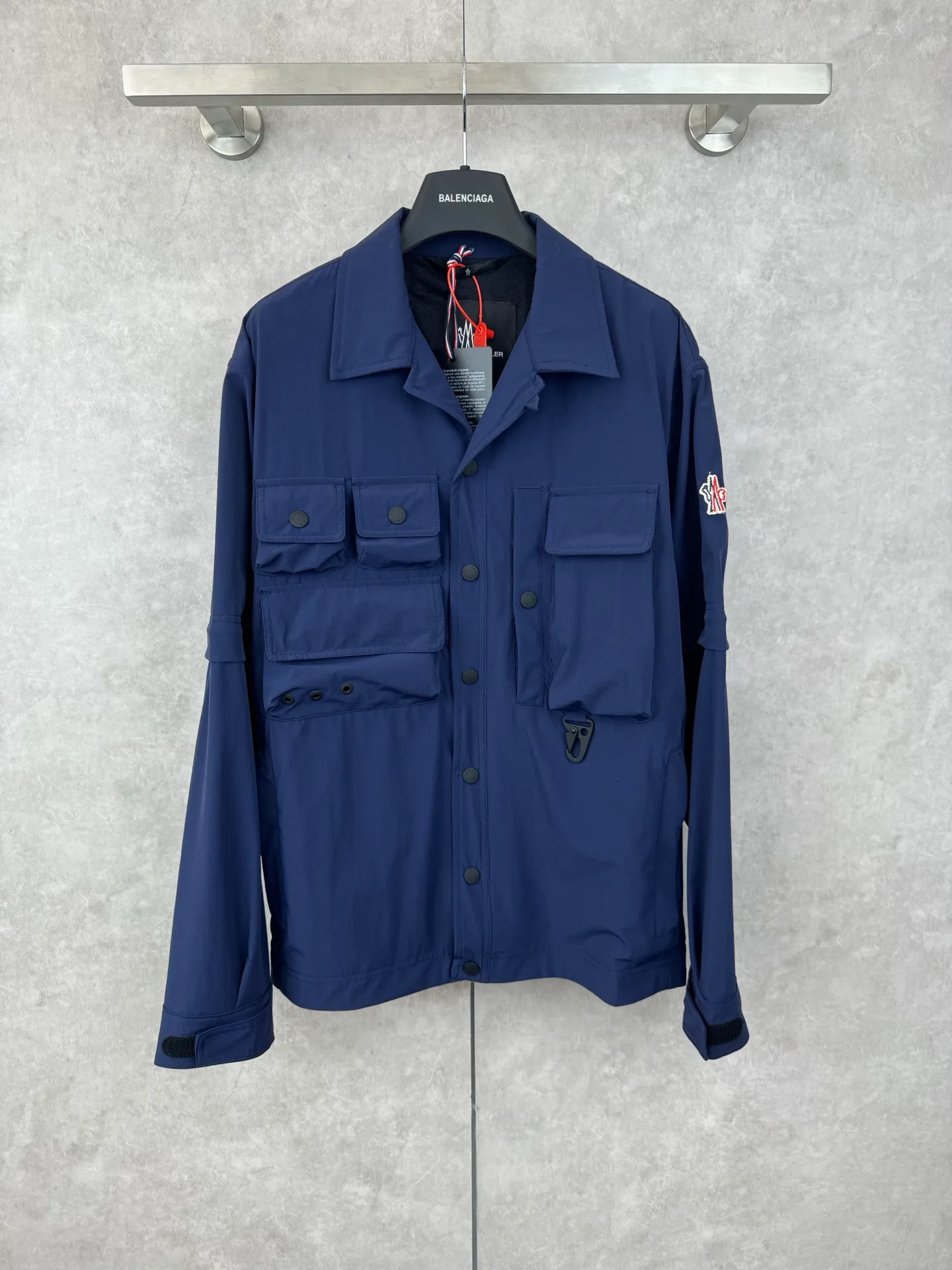 P650 Moncler Grenoble functional outdoor zippered jacket with adjustable sleeves Size: 1/2/3/4 Custom-dyed double stretch mercerized poplin Custom-dyed soft mesh pongee Excellent texture Comfortable and close to the skin Dark green inspired by plant texture The color is taken from sage leaves soaked in morning dew Precision narrative of functional pocket system Balance of function and aesthetics Iconic Moncler logo appears on the sleeves for full recognition The triangular logo of the same color is hidden into the fabric texture like a mark in the undercurrent of the deep sea. It is extremely invisible and visible. The detachable sleeve design allows for diversified outfits.
