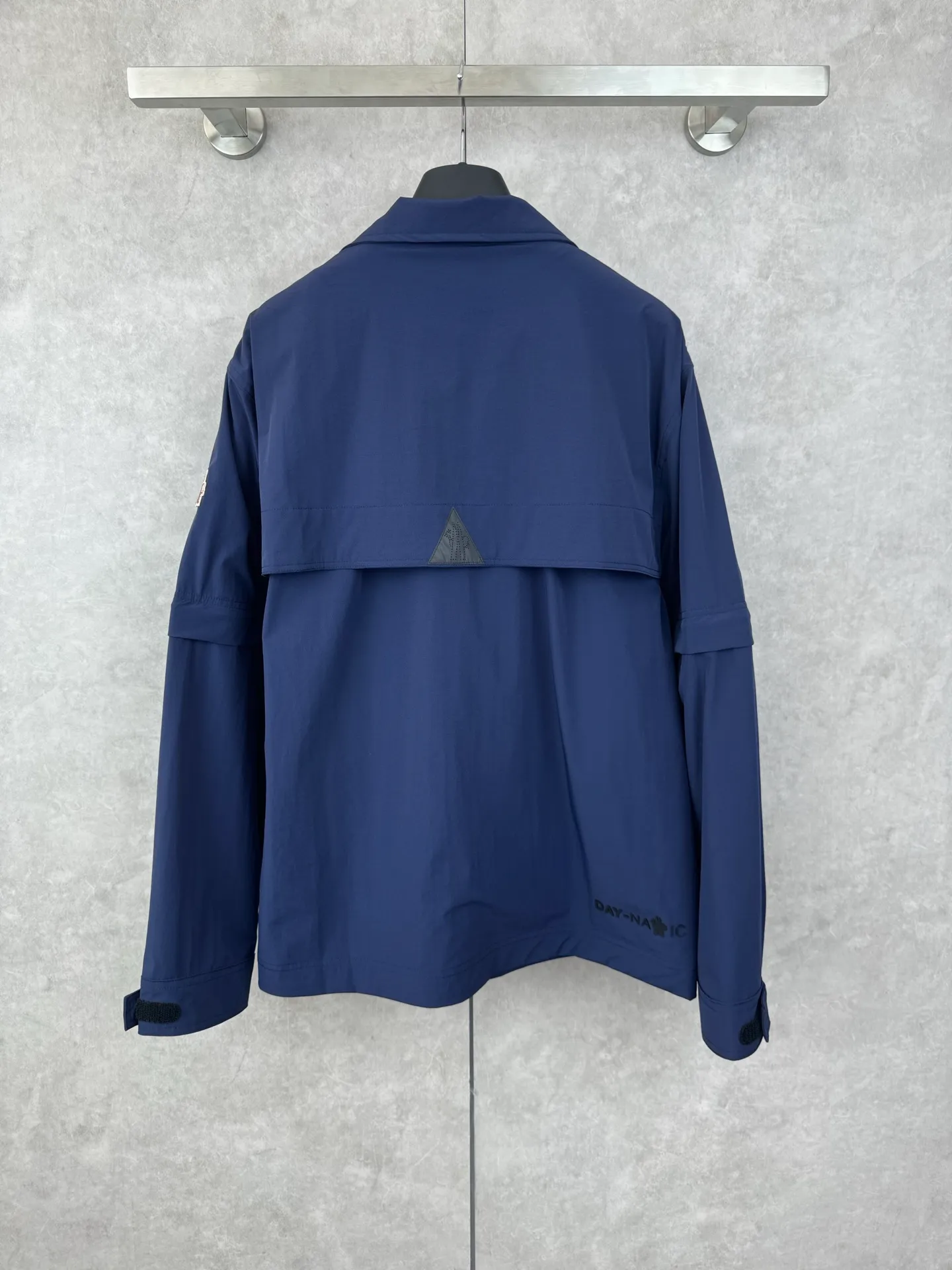 P650 Moncler Grenoble functional outdoor zippered jacket with adjustable sleeves Size: 1/2/3/4 Custom-dyed double stretch mercerized poplin Custom-dyed soft mesh pongee Excellent texture Comfortable and close to the skin Dark green inspired by plant texture The color is taken from sage leaves soaked in morning dew Precision narrative of functional pocket system Balance of function and aesthetics Iconic Moncler logo appears on the sleeves for full recognition The triangular logo of the same color is hidden into the fabric texture like a mark in the undercurrent of the deep sea. It is extremely invisible and visible. The detachable sleeve design allows for diversified outfits.