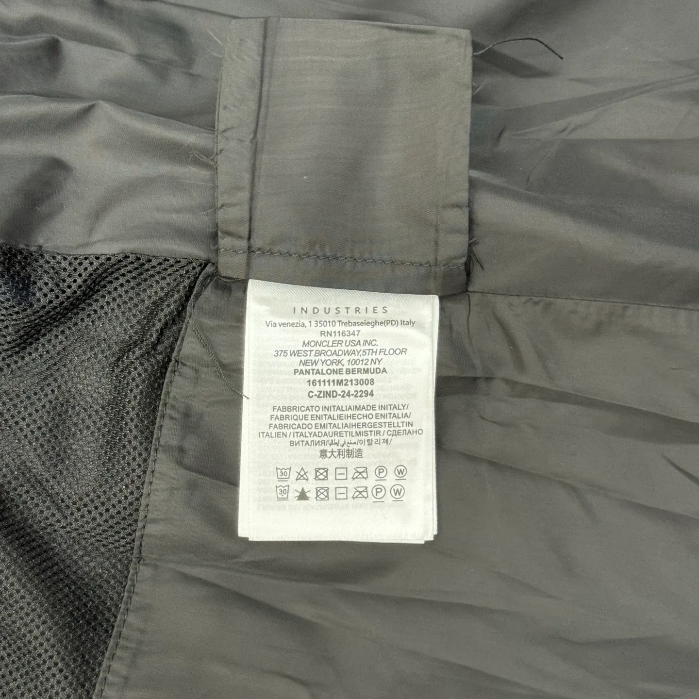 P650 Moncler Grenoble functional outdoor zippered jacket with adjustable sleeves Size: 1/2/3/4 Custom-dyed double stretch mercerized poplin Custom-dyed soft mesh pongee Excellent texture Comfortable and close to the skin Dark green inspired by plant texture The color is taken from sage leaves soaked in morning dew Precision narrative of functional pocket system Balance of function and aesthetics Iconic Moncler logo appears on the sleeves for full recognition The triangular logo of the same color is hidden into the fabric texture like a mark in the undercurrent of the deep sea. It is extremely invisible and visible. The detachable sleeve design allows for diversified outfits.