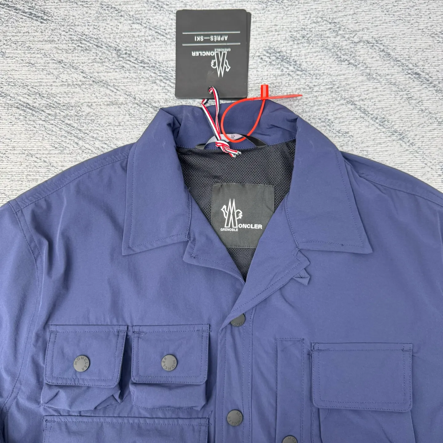 P650 Moncler Grenoble functional outdoor zippered jacket with adjustable sleeves Size: 1/2/3/4 Custom-dyed double stretch mercerized poplin Custom-dyed soft mesh pongee Excellent texture Comfortable and close to the skin Dark green inspired by plant texture The color is taken from sage leaves soaked in morning dew Precision narrative of functional pocket system Balance of function and aesthetics Iconic Moncler logo appears on the sleeves for full recognition The triangular logo of the same color is hidden into the fabric texture like a mark in the undercurrent of the deep sea. It is extremely invisible and visible. The detachable sleeve design allows for diversified outfits.