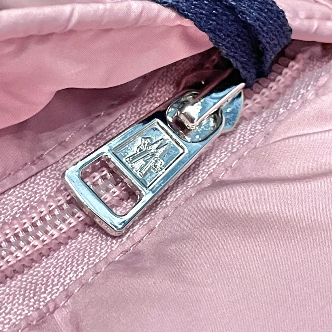 P900 Moncler ➡️New Meng Mouth autumn and winter product Vezere🦢Goose down fog flour down jacket, same style for men and women. This Vezere short down jacket is a basic warm item, highlighting Moncler's style characteristics. The Vezere down jacket is made from longue saison fabric, which is both lightweight and warm. This short down jacket features a hood that can be easily removed depending on the weather. The jacket's silhouette and sleeve patch pockets pay homage to the iconic Moncler Maya down jacket. •Made in longue saison fabric •Nylon léger brillant lining •Down filled •Removable and adjustable hood •Zip and snap fastening •Zip pockets •Patch pockets on sleeves •Adjustable cuffs •Drawstring hem