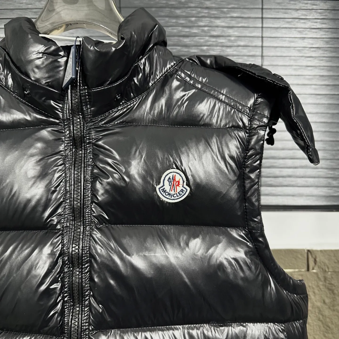P420 Top real shot, differentiated currency] 𝗠𝗼𝗻𝗰𝗲𝗿/Mask Down Vest Style number: Hot model The Maya/Maya down vest, a collection of Moncler archives that has been awaited for a year, maya down vest is made of iconic shiny lacquered nylon, with high-performance details to provide warmth and protection. This Moncler classic piece is equipped with a detachable hood to enhance the protective performance of the overall design. •NFC chip anti-counterfeiting •Made of lacquered nylon •Painted nylon •Filled with down •Detachable hood •Zipper closure •Outer pocket with zipper closure •Elastic drawstring at the hem The detachable hood gives this down vest more matching options. Toray glossy outer material is provided by customers. 15D nylon fabric/lining is of the highest standard. The fabric feels smooth and has a very textured feel. The entire down jacket has four layers of fabric in total, and the two inner layers are made of the best 400D liner cloth and woolen! It is filled with imported European standard 90% white duck down, with high fluffiness, high gram weight and down content. The feel is excellent in all aspects. You can hardly feel the hair stalks, and you don’t have to worry about the velvet problem. It can effectively lock in and collect heat. You can feel its plump state by looking at the real photos. It is quite light on the upper body and does not feel bloated at all. Double zipper pockets on both sides, No. 5 resin zipper closure method; soft and not stuck; there is no problem in putting a mobile phone card holder! The resin zipper blocks the wind; it blocks the cold wind in the cold winter! Original durable accessories and hardware ~ all made to order! It shows the aura of big brands everywhere, highlights the high-end style and quality, is simple and elegant, and looks good no matter how you wear it. Mengkou has been focusing on production for 8 years. The perfect combination of every link ensures the smoothness of each piece of clothing. It is the Rolls-Royce of down jackets~ Color: Black Size: 1-2-3-4-5