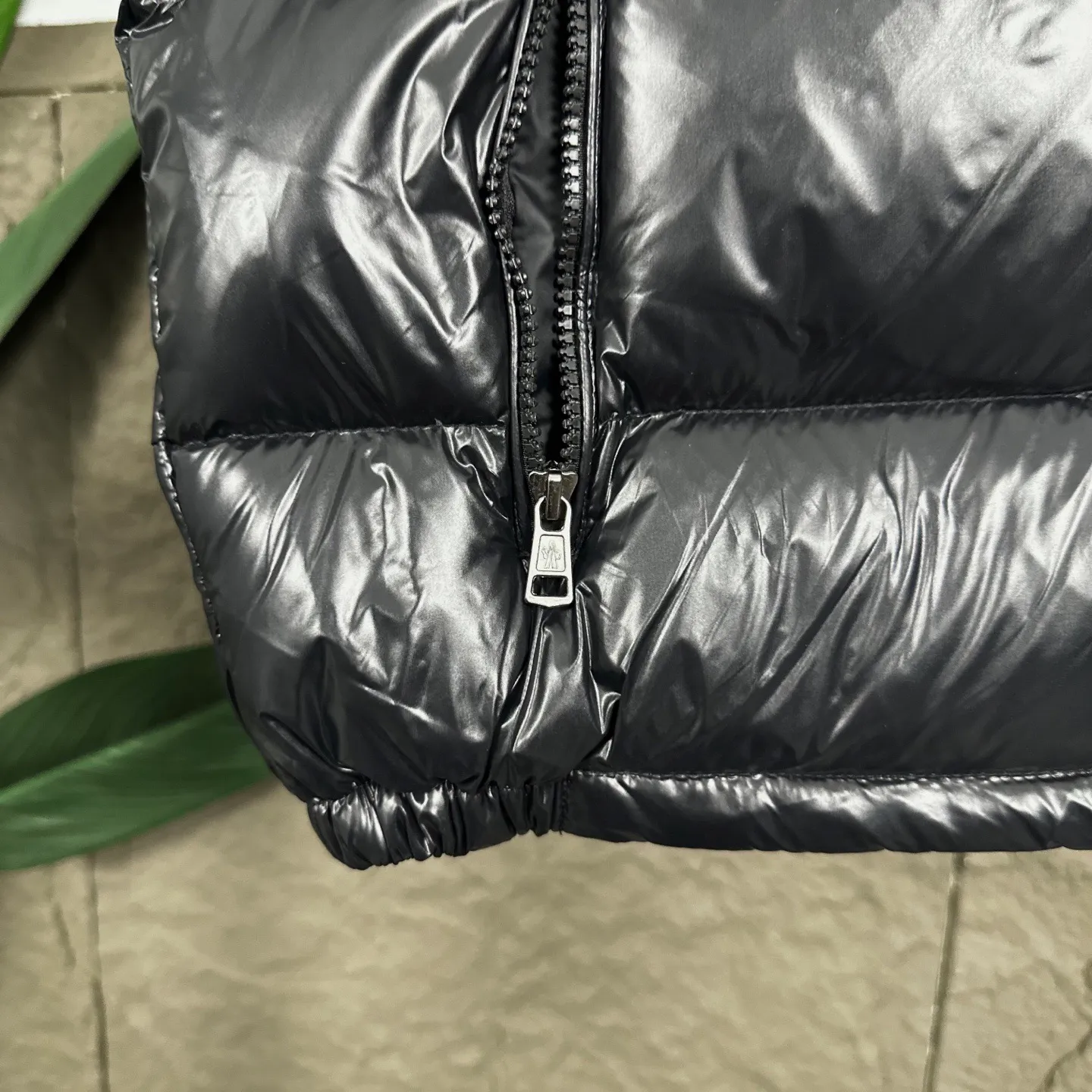 P420 Top real shot, differentiated currency] 𝗠𝗼𝗻𝗰𝗲𝗿/Mask Down Vest Style number: Hot model The Maya/Maya down vest, a collection of Moncler archives that has been awaited for a year, maya down vest is made of iconic shiny lacquered nylon, with high-performance details to provide warmth and protection. This Moncler classic piece is equipped with a detachable hood to enhance the protective performance of the overall design. •NFC chip anti-counterfeiting •Made of lacquered nylon •Painted nylon •Filled with down •Detachable hood •Zipper closure •Outer pocket with zipper closure •Elastic drawstring at the hem The detachable hood gives this down vest more matching options. Toray glossy outer material is provided by customers. 15D nylon fabric/lining is of the highest standard. The fabric feels smooth and has a very textured feel. The entire down jacket has four layers of fabric in total, and the two inner layers are made of the best 400D liner cloth and woolen! It is filled with imported European standard 90% white duck down, with high fluffiness, high gram weight and down content. The feel is excellent in all aspects. You can hardly feel the hair stalks, and you don’t have to worry about the velvet problem. It can effectively lock in and collect heat. You can feel its plump state by looking at the real photos. It is quite light on the upper body and does not feel bloated at all. Double zipper pockets on both sides, No. 5 resin zipper closure method; soft and not stuck; there is no problem in putting a mobile phone card holder! The resin zipper blocks the wind; it blocks the cold wind in the cold winter! Original durable accessories and hardware ~ all made to order! It shows the aura of big brands everywhere, highlights the high-end style and quality, is simple and elegant, and looks good no matter how you wear it. Mengkou has been focusing on production for 8 years. The perfect combination of every link ensures the smoothness of each piece of clothing. It is the Rolls-Royce of down jackets~ Color: Black Size: 1-2-3-4-5