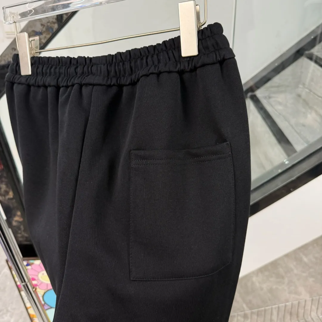 P210 model number/z146 classic straight-leg sweatpants with misplaced muzzle webbing and small label. MONCLER official website ZP synchronized new sweatpants. The fabric is made of 450g heavy double-ply double yarn composite fabric. The sewing process of misaligned webbing with small label is elasticated. The elastic drawstring waist design is full of flexibility. The inner hemming and wrapping strips are high-quality. Perfect details. Loose version. Made with conscience. High temperature resistance. Will not fall off. Machine washable. Large factory with flow workmanship. The double-needle stitching of the bag is neat and tidy. Popular model among Internet celebrities. Very popular. Loose os version. Can be worn up to 200 pounds. Tag. Hanging beads. Washing water. Main seller. Packaging. Full set of accessories. 📦 All details are real shots without beauty filters. Buy with confidence. 📷 Color: black Size: S M L XL