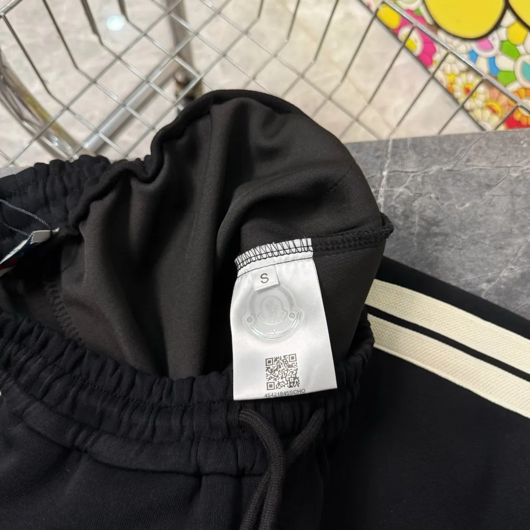 P210 model number/z146 classic straight-leg sweatpants with misplaced muzzle webbing and small label. MONCLER official website ZP synchronized new sweatpants. The fabric is made of 450g heavy double-ply double yarn composite fabric. The sewing process of misaligned webbing with small label is elasticated. The elastic drawstring waist design is full of flexibility. The inner hemming and wrapping strips are high-quality. Perfect details. Loose version. Made with conscience. High temperature resistance. Will not fall off. Machine washable. Large factory with flow workmanship. The double-needle stitching of the bag is neat and tidy. Popular model among Internet celebrities. Very popular. Loose os version. Can be worn up to 200 pounds. Tag. Hanging beads. Washing water. Main seller. Packaging. Full set of accessories. 📦 All details are real shots without beauty filters. Buy with confidence. 📷 Color: black Size: S M L XL