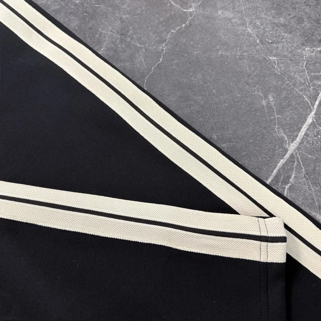 P210 model number/z146 classic straight-leg sweatpants with misplaced muzzle webbing and small label. MONCLER official website ZP synchronized new sweatpants. The fabric is made of 450g heavy double-ply double yarn composite fabric. The sewing process of misaligned webbing with small label is elasticated. The elastic drawstring waist design is full of flexibility. The inner hemming and wrapping strips are high-quality. Perfect details. Loose version. Made with conscience. High temperature resistance. Will not fall off. Machine washable. Large factory with flow workmanship. The double-needle stitching of the bag is neat and tidy. Popular model among Internet celebrities. Very popular. Loose os version. Can be worn up to 200 pounds. Tag. Hanging beads. Washing water. Main seller. Packaging. Full set of accessories. 📦 All details are real shots without beauty filters. Buy with confidence. 📷 Color: black Size: S M L XL