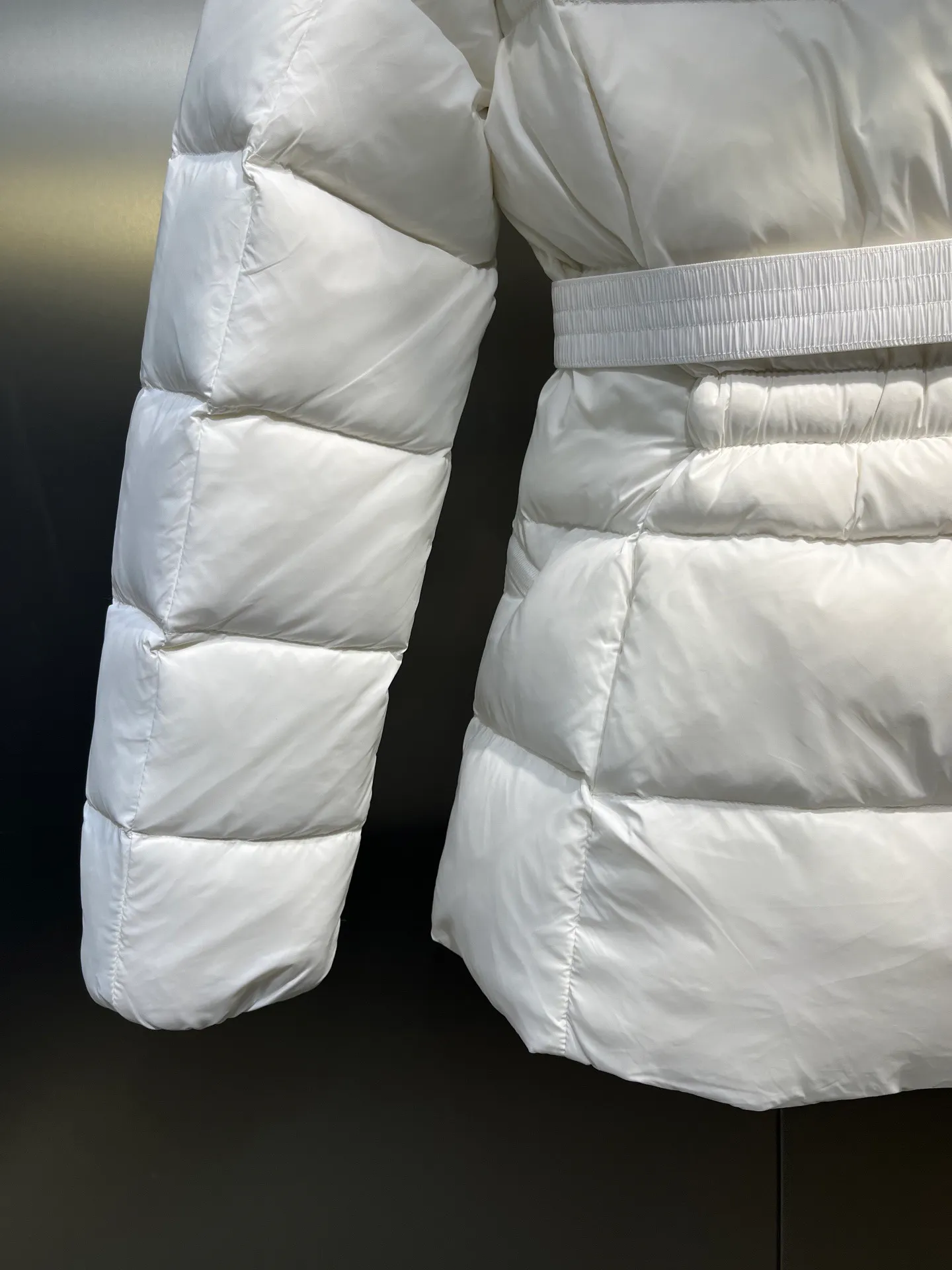 P1000 𝐌𝐎𝐍𝐂𝐋𝐄𝐑🌟Moushed BOED series Autumn and winter new type of muzzled hooded down jacket with belted fur collar and waist. The slim cut highlights the temperament of this down. It doesn’t look fluffy and bloated, and it is light and neat. Good products like this are hard to come by. Every detail is worth your time to explore, and this one is not picky at all. Style number: A83# Color: champagne white black size: 1234