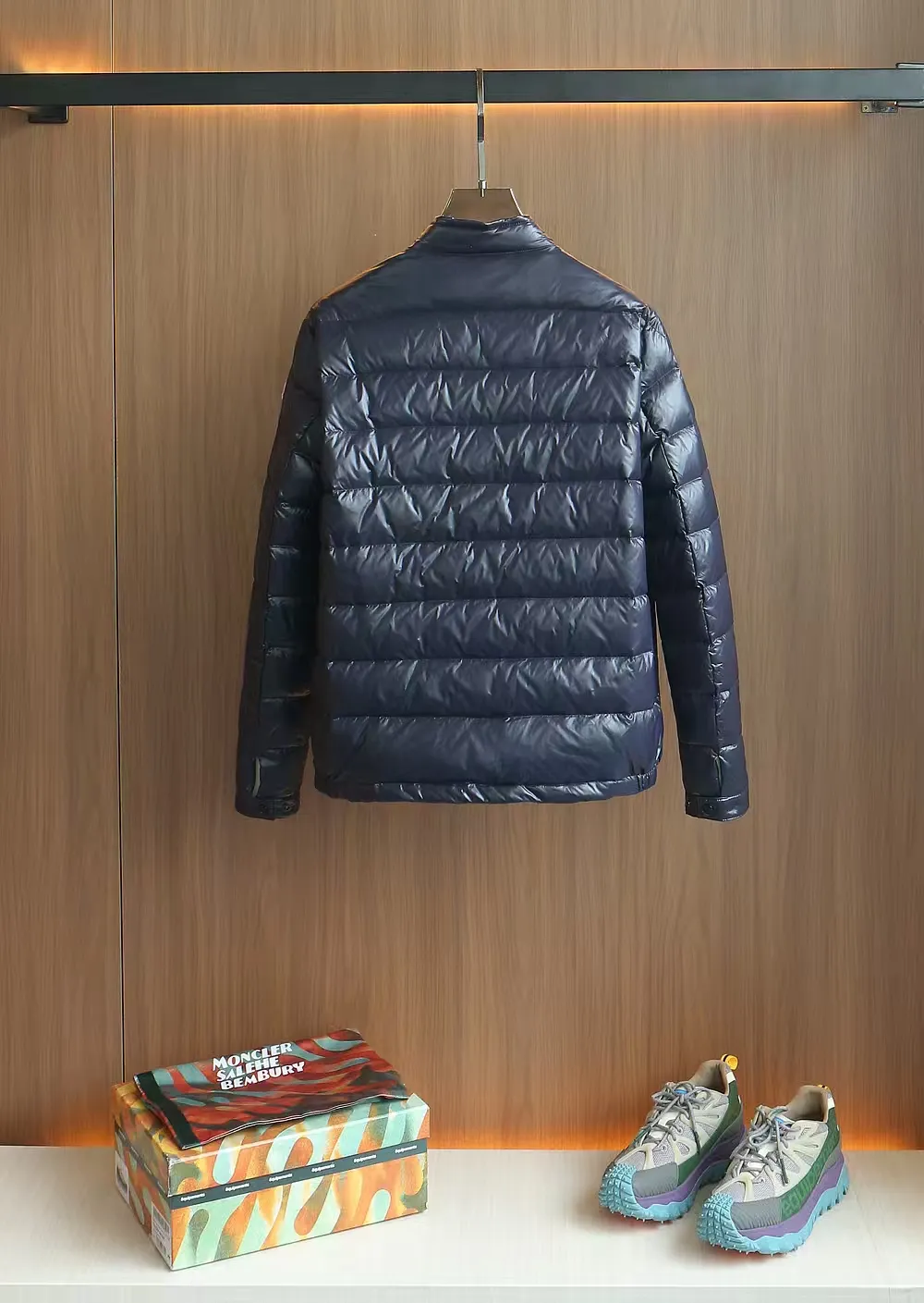 P1120 Moncler Acorus Lightweight Short Men's Down Jacket Jacket The Acorus Men's Short Down Jacket is light and warm, with a classic design that transcends seasons and trends. It is a classic item in the Moncler men's series. It is recommended to choose one size larger for the slim fit. The Acorus Men's Short Down Jacket is made from Longue Saison nylon, which is lightweight and comfortable, providing protection and warmth. This down jacket is a classic Moncler item, embodying timeless fashion beauty and the brand’s dynamic spirit. Details •Made from longue saison fabric •Longue saison lining •Down filling •Zip closure •Zip pockets •Snap buttons at collar and cuffs •Logo patch Size: 1-5