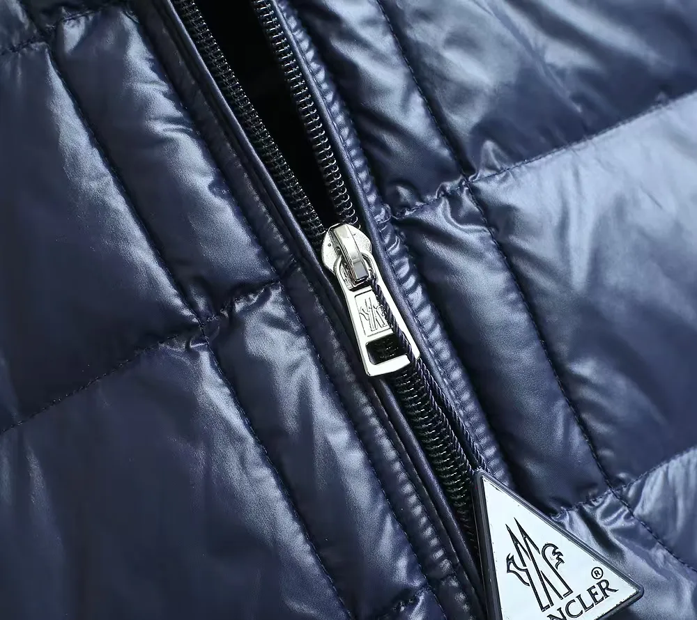 P1120 Moncler Acorus Lightweight Short Men's Down Jacket Jacket The Acorus Men's Short Down Jacket is light and warm, with a classic design that transcends seasons and trends. It is a classic item in the Moncler men's series. It is recommended to choose one size larger for the slim fit. The Acorus Men's Short Down Jacket is made from Longue Saison nylon, which is lightweight and comfortable, providing protection and warmth. This down jacket is a classic Moncler item, embodying timeless fashion beauty and the brand’s dynamic spirit. Details •Made from longue saison fabric •Longue saison lining •Down filling •Zip closure •Zip pockets •Snap buttons at collar and cuffs •Logo patch Size: 1-5