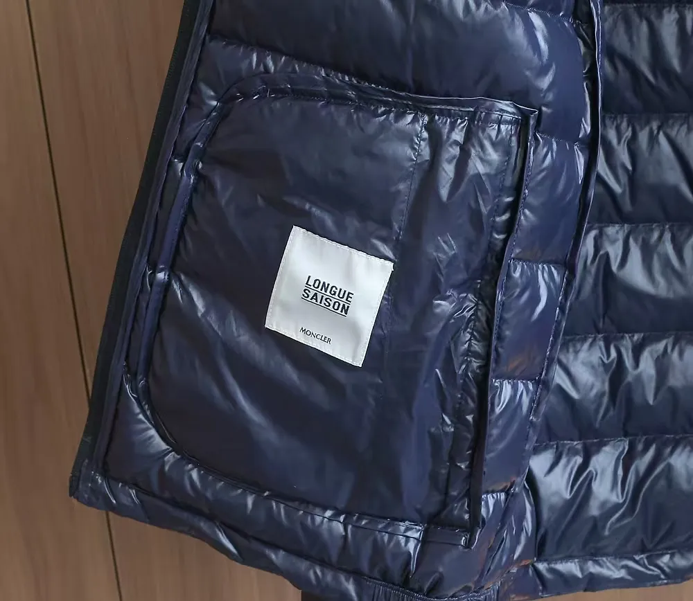P1120 Moncler Acorus Lightweight Short Men's Down Jacket Jacket The Acorus Men's Short Down Jacket is light and warm, with a classic design that transcends seasons and trends. It is a classic item in the Moncler men's series. It is recommended to choose one size larger for the slim fit. The Acorus Men's Short Down Jacket is made from Longue Saison nylon, which is lightweight and comfortable, providing protection and warmth. This down jacket is a classic Moncler item, embodying timeless fashion beauty and the brand’s dynamic spirit. Details •Made from longue saison fabric •Longue saison lining •Down filling •Zip closure •Zip pockets •Snap buttons at collar and cuffs •Logo patch Size: 1-5