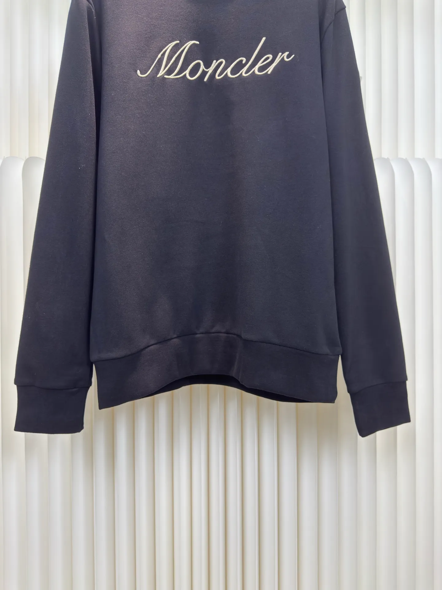 P370 Mouthless MONCLER Mouthless Embroidered Armband Sweatshirt is made of 380g brushed sweatshirt terry, and the fabric is brushed to make the surface feel softer and smoother. The thread is matched with 1*1 double yarn thread.  The embroidery uses 3D multi-dimensional embroidery, embellished with connected brand embroidered letters. The armband is made of sheepskin composite embroidery technology.  Made from soft cotton fleece, this sweatshirt is suitable for all seasons. Round neck design, embellished with logo embroidery, inspired by college baseball uniforms. Made of cotton fleece Crew neck Logo embossed and embroidered Sizes S M L XL