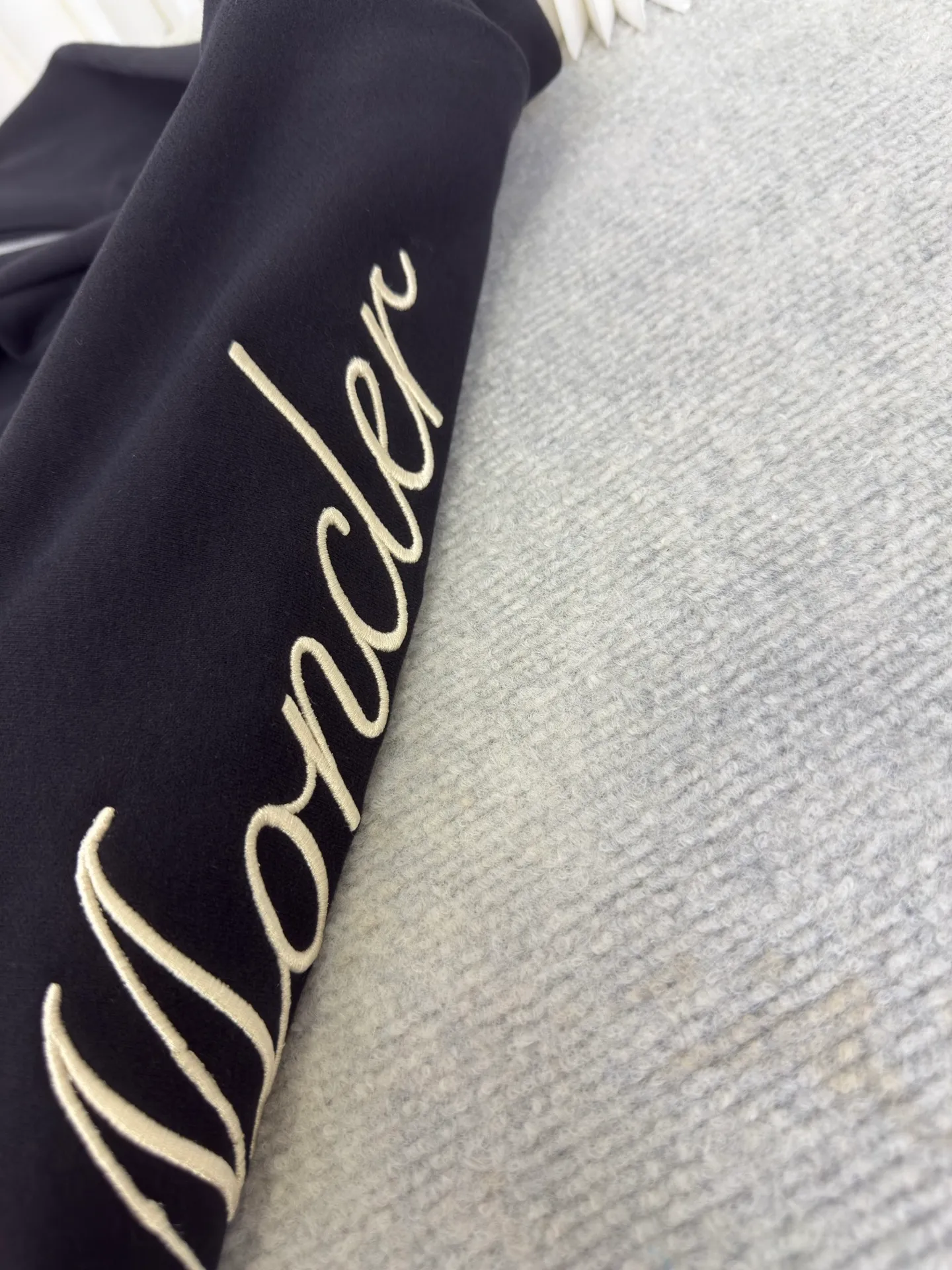 P370 Mouthless MONCLER Mouthless Embroidered Armband Sweatshirt is made of 380g brushed sweatshirt terry, and the fabric is brushed to make the surface feel softer and smoother. The thread is matched with 1*1 double yarn thread.  The embroidery uses 3D multi-dimensional embroidery, embellished with connected brand embroidered letters. The armband is made of sheepskin composite embroidery technology.  Made from soft cotton fleece, this sweatshirt is suitable for all seasons. Round neck design, embellished with logo embroidery, inspired by college baseball uniforms. Made of cotton fleece Crew neck Logo embossed and embroidered Sizes S M L XL