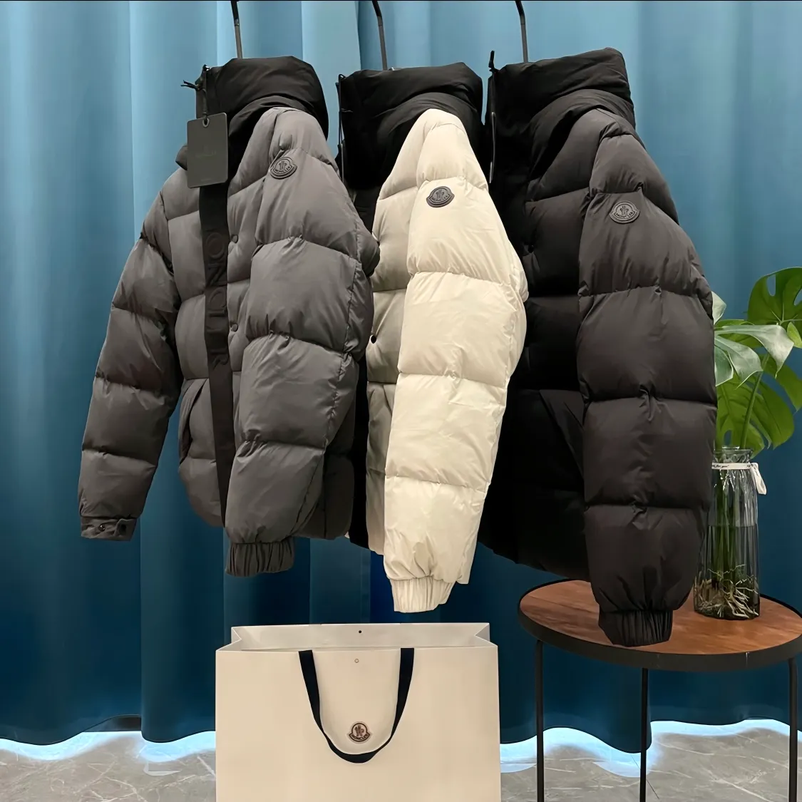 P780 Moncler➡️Madeira Black Warrior solid color logo embroidered seam zipper hooded short down jacket moncle madeira series Made of matte Longue Saison nylon, lacquered nylon lining and filled with down. The hood and front placket are made of 2.5 layers of fabric with logo and mother-of-pearl embossing. Hidden button and zipper closure. The outer pocket has a hidden snap button closure. The chest pocket has a zipper closure. The adjustable hood and hem have elastic drawstrings. Matt black logo. Versatile and popular, the upper body effect is excellent!