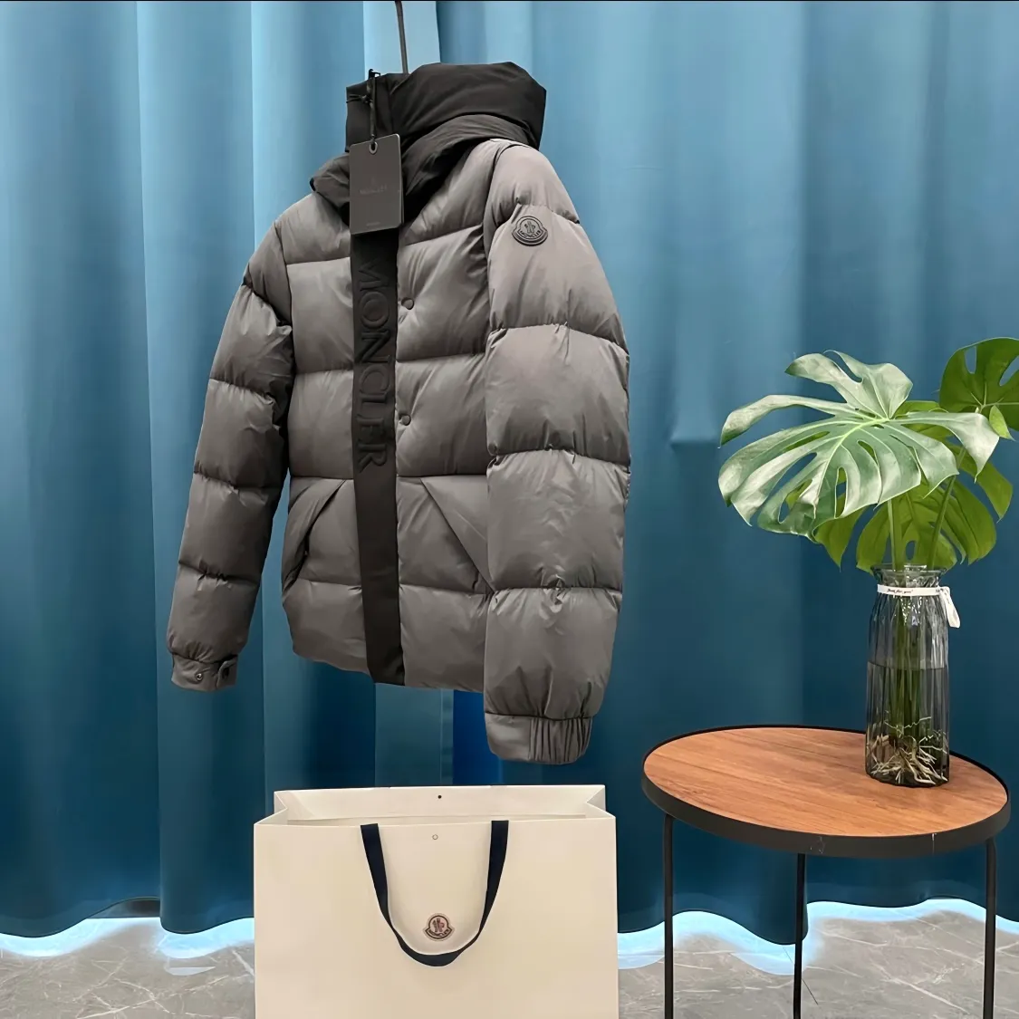 P780 Moncler➡️Madeira Black Warrior solid color logo embroidered seam zipper hooded short down jacket moncle madeira series Made of matte Longue Saison nylon, lacquered nylon lining and filled with down. The hood and front placket are made of 2.5 layers of fabric with logo and mother-of-pearl embossing. Hidden button and zipper closure. The outer pocket has a hidden snap button closure. The chest pocket has a zipper closure. The adjustable hood and hem have elastic drawstrings. Matt black logo. Versatile and popular, the upper body effect is excellent!