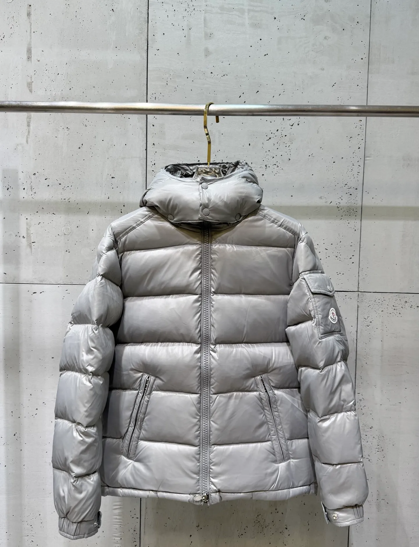 The same style as P760 Moncler Maya Maya Feather Emperor Eason Chan, a short down jacket with a handsome upper body. It won’t look so bloated! Celebrities are afraid of matching styles, but this down has been worn by almost all celebrities in the entertainment industry. Why? Because it is truly a classic! And you can’t go wrong wearing it in winter, it’s very warm, and it won’t run out of lint! Cold winter! Get your winter clothes ready! Super warm, readily available goose down all year round. Code number: 12345.