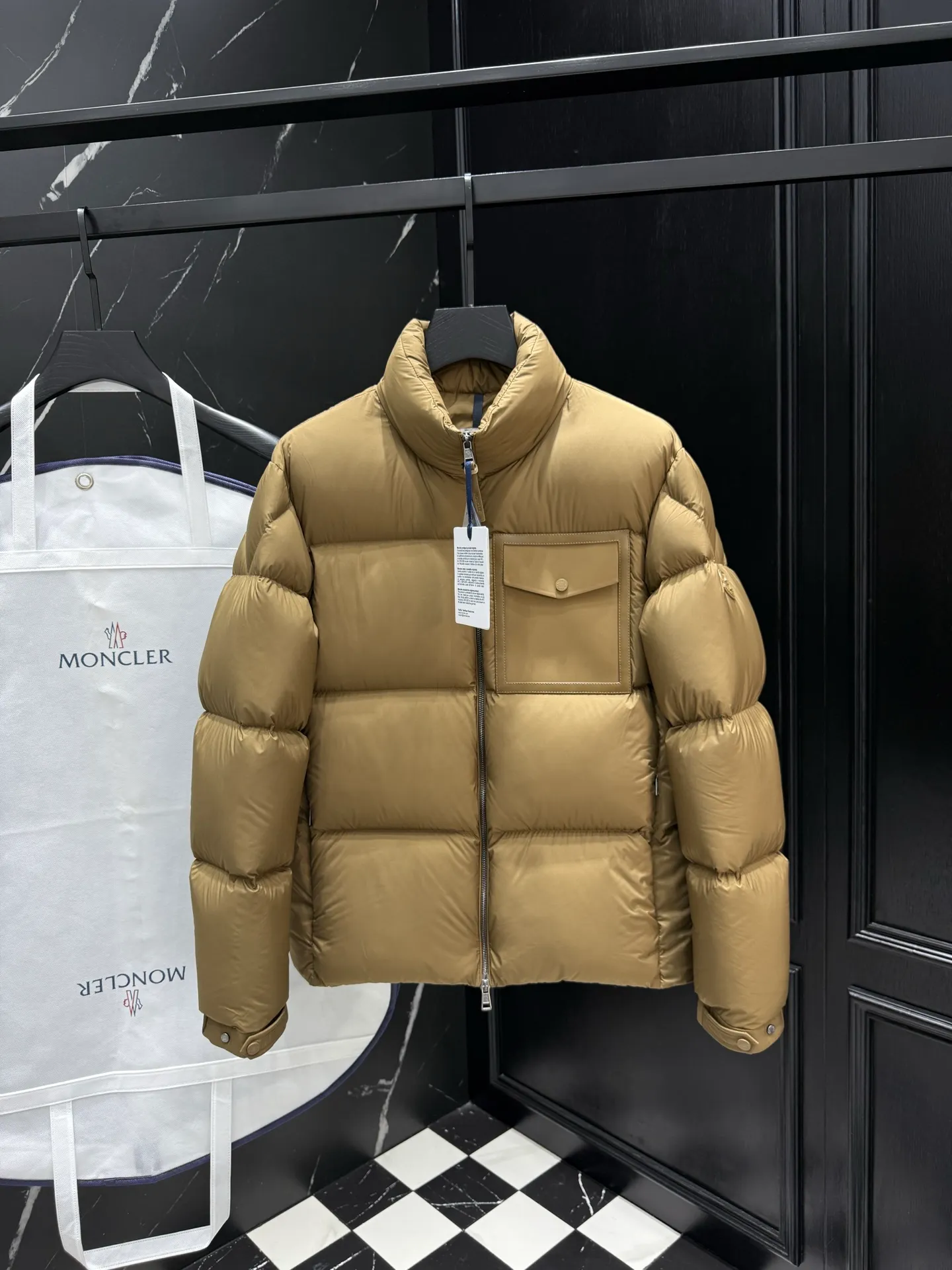 P860 Moncler Chinon Square-Quilted Short Down short stand-up collar zipper long-sleeved down jacket 🆕Original 1:1 customized hardware accessories are all imported and original customization. Welcome to compare at the counter. Absolutely high quality. Made of top-grade white duck down. Super soft. Full and fluffy. Super heavy workmanship. Fabric workmanship. 👍Perfect version. Note⚠The fabric is super comfortable. Exclusive model. Non-market goods. Unisex size: 12345 Color: black camel beige