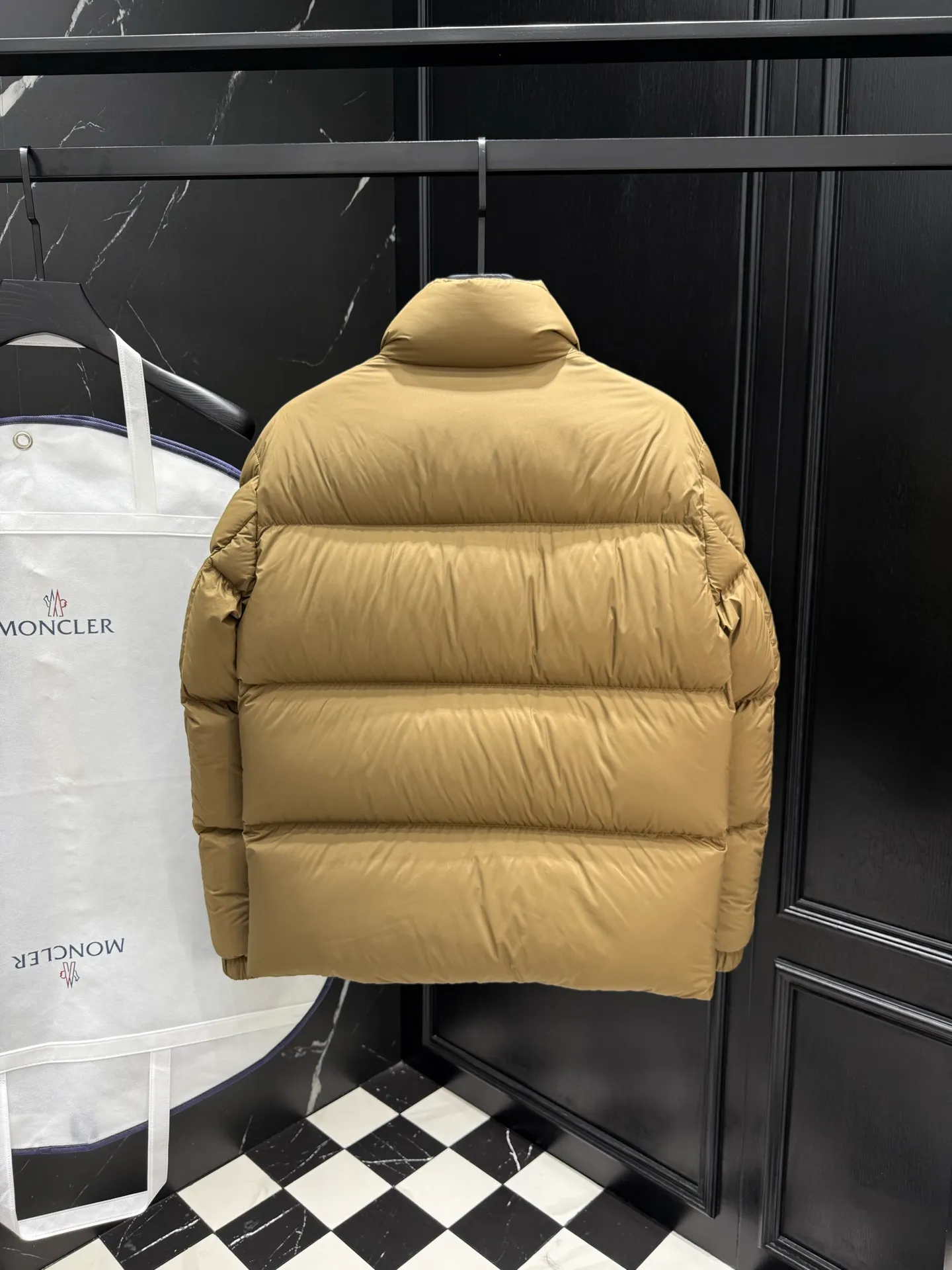 P860 Moncler Chinon Square-Quilted Short Down short stand-up collar zipper long-sleeved down jacket 🆕Original 1:1 customized hardware accessories are all imported and original customization. Welcome to compare at the counter. Absolutely high quality. Made of top-grade white duck down. Super soft. Full and fluffy. Super heavy workmanship. Fabric workmanship. 👍Perfect version. Note⚠The fabric is super comfortable. Exclusive model. Non-market goods. Unisex size: 12345 Color: black camel beige