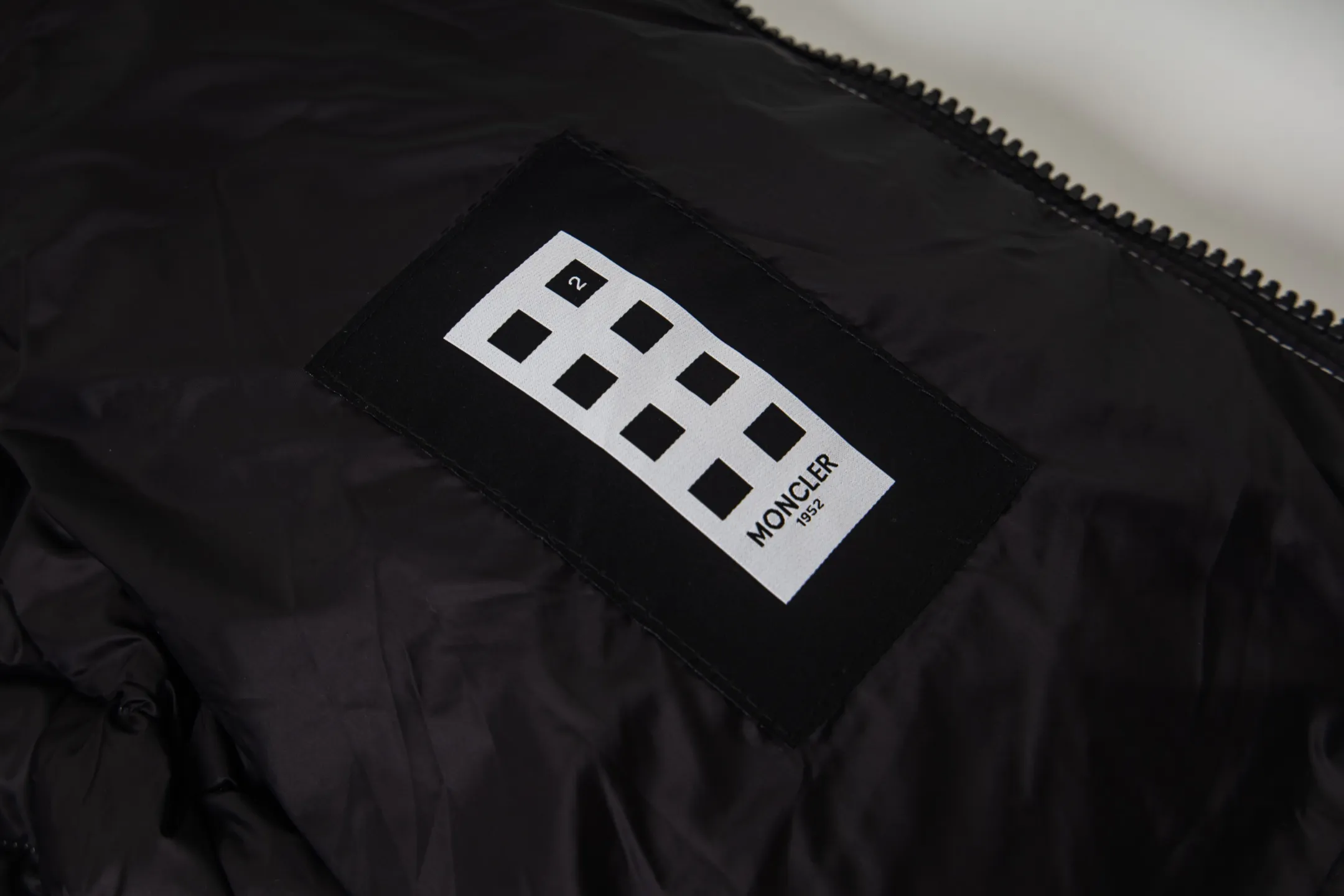 P1000 Moncler/Moncler 2025 new autumn and winter down jacket. Original customized hardware accessories are all imported and original customized. Welcome to compare. Absolutely high quality. Use top 90 down. Super soft. Full and fluffy. Super heavy work. Fabric workmanship. 👍Perfect version. Note⚠The fabric is super comfortable. Exclusive model. Non-market goods. Same style for men and women. Size: s-xxl