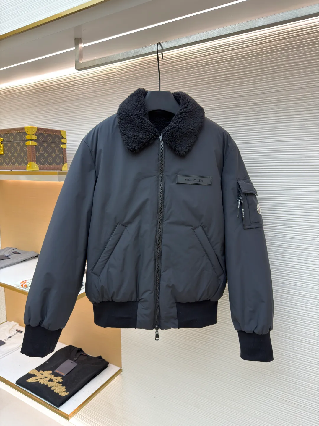 P950 Moncler double-sided pilot down jacket ●Original version: Purchased and developed for 18800 ●Item number: 1681679-D35 ●Fabric: white duck down fabric ●Technology: computer mechanical down filling ●Color: black ●Version: fitted version ●Weight: about 1110 grams ●Size: 1-2-3-4 ●Description: Customized soft velvet matte brocade fabric and teddy down Use the new national standard 90 white duck down (welcome to test) Full of velvet, full of warmth, light and fluffy, with a pure and extreme black tone, it exudes irresistible charm. The fashion code is hidden on both sides to unlock multiple styles. One side is matte like the deep night, cold and neat, outlining modern simplicity. The other side is made of teddy velvet, like dark night velvet, soft and mysterious, with retro warmth. The iconic Moncler logo appears on the sleeves, fully recognizable, and the style can be switched at will, free and easy, showing nobility. To subvert the traditional pioneering design, redefine the boundaries of winter fashion and become the most intimate companion in winter. Computer mechanical down filling gives priority to making inner liner paper patterns to determine the down filling area according to the original three-dimensional effect to determine the weight of down per square meter, thereby calculating the filling amount of each cut piece. The computer down filling machine uses a digital weighing unit to achieve stable measurement, and the computer template machine lines. The line process of the computer template machine shows extremely high neatness and smoothness. The craftsman's precise control of the size during the operation ensures that each line meets the design requirements. The lines of the entire template are smooth and unified. It is neat and beautiful, with ergonomic three-dimensional cutting. It returns to traditional craftsmanship through segmentation, folding, shrinking, and stretching techniques. The so-called slow work produces fine work, which is the respect for the material and the pursuit of feel. The workmanship is complex and tedious, slow in time and high in consumption. The overall wiring is straight and delicate, the fabric is comfortable and soft, and the color is consistent without color difference. It can be matched with the same style to create a fashionable look and control various occasions. Customized accessories, complete with three standards, same style for men and women!