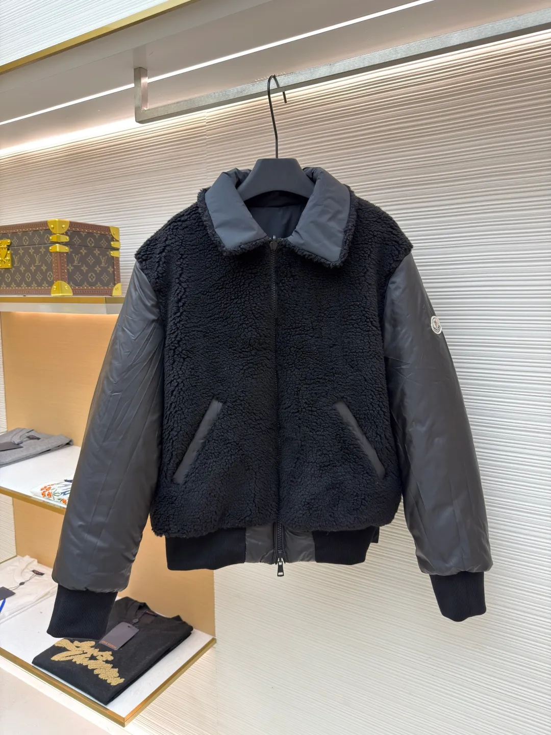 P950 Moncler double-sided pilot down jacket ●Original version: Purchased and developed for 18800 ●Item number: 1681679-D35 ●Fabric: white duck down fabric ●Technology: computer mechanical down filling ●Color: black ●Version: fitted version ●Weight: about 1110 grams ●Size: 1-2-3-4 ●Description: Customized soft velvet matte brocade fabric and teddy down Use the new national standard 90 white duck down (welcome to test) Full of velvet, full of warmth, light and fluffy, with a pure and extreme black tone, it exudes irresistible charm. The fashion code is hidden on both sides to unlock multiple styles. One side is matte like the deep night, cold and neat, outlining modern simplicity. The other side is made of teddy velvet, like dark night velvet, soft and mysterious, with retro warmth. The iconic Moncler logo appears on the sleeves, fully recognizable, and the style can be switched at will, free and easy, showing nobility. To subvert the traditional pioneering design, redefine the boundaries of winter fashion and become the most intimate companion in winter. Computer mechanical down filling gives priority to making inner liner paper patterns to determine the down filling area according to the original three-dimensional effect to determine the weight of down per square meter, thereby calculating the filling amount of each cut piece. The computer down filling machine uses a digital weighing unit to achieve stable measurement, and the computer template machine lines. The line process of the computer template machine shows extremely high neatness and smoothness. The craftsman's precise control of the size during the operation ensures that each line meets the design requirements. The lines of the entire template are smooth and unified. It is neat and beautiful, with ergonomic three-dimensional cutting. It returns to traditional craftsmanship through segmentation, folding, shrinking, and stretching techniques. The so-called slow work produces fine work, which is the respect for the material and the pursuit of feel. The workmanship is complex and tedious, slow in time and high in consumption. The overall wiring is straight and delicate, the fabric is comfortable and soft, and the color is consistent without color difference. It can be matched with the same style to create a fashionable look and control various occasions. Customized accessories, complete with three standards, same style for men and women!