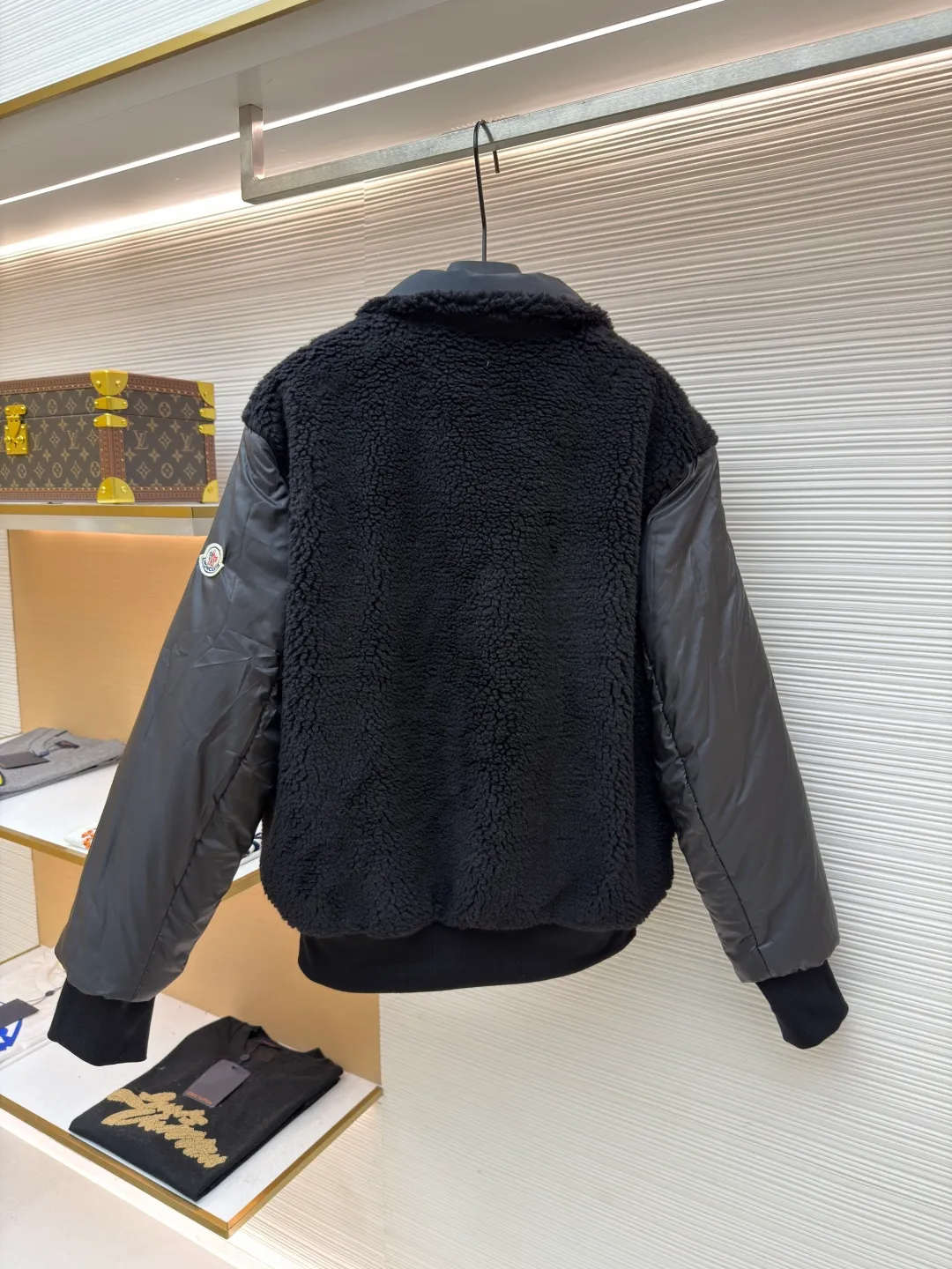 P950 Moncler double-sided pilot down jacket ●Original version: Purchased and developed for 18800 ●Item number: 1681679-D35 ●Fabric: white duck down fabric ●Technology: computer mechanical down filling ●Color: black ●Version: fitted version ●Weight: about 1110 grams ●Size: 1-2-3-4 ●Description: Customized soft velvet matte brocade fabric and teddy down Use the new national standard 90 white duck down (welcome to test) Full of velvet, full of warmth, light and fluffy, with a pure and extreme black tone, it exudes irresistible charm. The fashion code is hidden on both sides to unlock multiple styles. One side is matte like the deep night, cold and neat, outlining modern simplicity. The other side is made of teddy velvet, like dark night velvet, soft and mysterious, with retro warmth. The iconic Moncler logo appears on the sleeves, fully recognizable, and the style can be switched at will, free and easy, showing nobility. To subvert the traditional pioneering design, redefine the boundaries of winter fashion and become the most intimate companion in winter. Computer mechanical down filling gives priority to making inner liner paper patterns to determine the down filling area according to the original three-dimensional effect to determine the weight of down per square meter, thereby calculating the filling amount of each cut piece. The computer down filling machine uses a digital weighing unit to achieve stable measurement, and the computer template machine lines. The line process of the computer template machine shows extremely high neatness and smoothness. The craftsman's precise control of the size during the operation ensures that each line meets the design requirements. The lines of the entire template are smooth and unified. It is neat and beautiful, with ergonomic three-dimensional cutting. It returns to traditional craftsmanship through segmentation, folding, shrinking, and stretching techniques. The so-called slow work produces fine work, which is the respect for the material and the pursuit of feel. The workmanship is complex and tedious, slow in time and high in consumption. The overall wiring is straight and delicate, the fabric is comfortable and soft, and the color is consistent without color difference. It can be matched with the same style to create a fashionable look and control various occasions. Customized accessories, complete with three standards, same style for men and women!