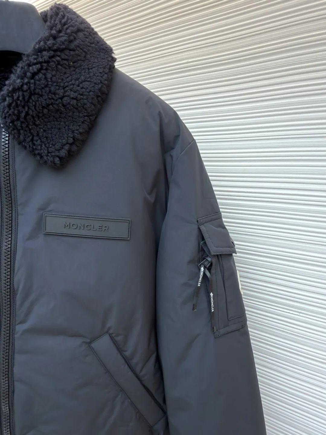 P950 Moncler double-sided pilot down jacket ●Original version: Purchased and developed for 18800 ●Item number: 1681679-D35 ●Fabric: white duck down fabric ●Technology: computer mechanical down filling ●Color: black ●Version: fitted version ●Weight: about 1110 grams ●Size: 1-2-3-4 ●Description: Customized soft velvet matte brocade fabric and teddy down Use the new national standard 90 white duck down (welcome to test) Full of velvet, full of warmth, light and fluffy, with a pure and extreme black tone, it exudes irresistible charm. The fashion code is hidden on both sides to unlock multiple styles. One side is matte like the deep night, cold and neat, outlining modern simplicity. The other side is made of teddy velvet, like dark night velvet, soft and mysterious, with retro warmth. The iconic Moncler logo appears on the sleeves, fully recognizable, and the style can be switched at will, free and easy, showing nobility. To subvert the traditional pioneering design, redefine the boundaries of winter fashion and become the most intimate companion in winter. Computer mechanical down filling gives priority to making inner liner paper patterns to determine the down filling area according to the original three-dimensional effect to determine the weight of down per square meter, thereby calculating the filling amount of each cut piece. The computer down filling machine uses a digital weighing unit to achieve stable measurement, and the computer template machine lines. The line process of the computer template machine shows extremely high neatness and smoothness. The craftsman's precise control of the size during the operation ensures that each line meets the design requirements. The lines of the entire template are smooth and unified. It is neat and beautiful, with ergonomic three-dimensional cutting. It returns to traditional craftsmanship through segmentation, folding, shrinking, and stretching techniques. The so-called slow work produces fine work, which is the respect for the material and the pursuit of feel. The workmanship is complex and tedious, slow in time and high in consumption. The overall wiring is straight and delicate, the fabric is comfortable and soft, and the color is consistent without color difference. It can be matched with the same style to create a fashionable look and control various occasions. Customized accessories, complete with three standards, same style for men and women!