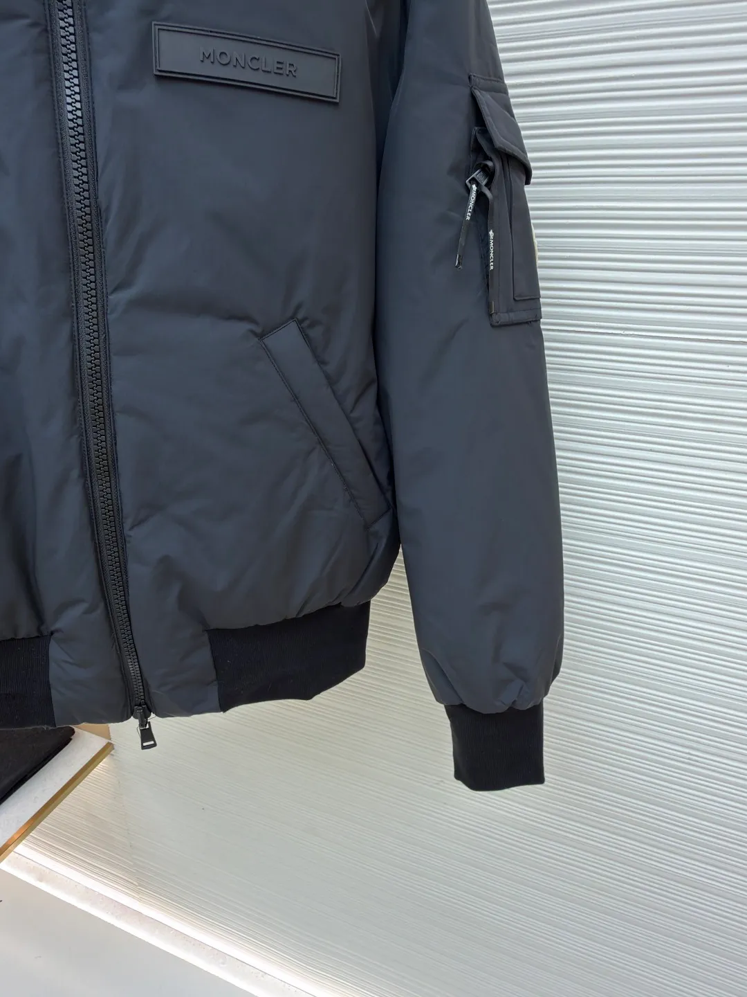 P950 Moncler double-sided pilot down jacket ●Original version: Purchased and developed for 18800 ●Item number: 1681679-D35 ●Fabric: white duck down fabric ●Technology: computer mechanical down filling ●Color: black ●Version: fitted version ●Weight: about 1110 grams ●Size: 1-2-3-4 ●Description: Customized soft velvet matte brocade fabric and teddy down Use the new national standard 90 white duck down (welcome to test) Full of velvet, full of warmth, light and fluffy, with a pure and extreme black tone, it exudes irresistible charm. The fashion code is hidden on both sides to unlock multiple styles. One side is matte like the deep night, cold and neat, outlining modern simplicity. The other side is made of teddy velvet, like dark night velvet, soft and mysterious, with retro warmth. The iconic Moncler logo appears on the sleeves, fully recognizable, and the style can be switched at will, free and easy, showing nobility. To subvert the traditional pioneering design, redefine the boundaries of winter fashion and become the most intimate companion in winter. Computer mechanical down filling gives priority to making inner liner paper patterns to determine the down filling area according to the original three-dimensional effect to determine the weight of down per square meter, thereby calculating the filling amount of each cut piece. The computer down filling machine uses a digital weighing unit to achieve stable measurement, and the computer template machine lines. The line process of the computer template machine shows extremely high neatness and smoothness. The craftsman's precise control of the size during the operation ensures that each line meets the design requirements. The lines of the entire template are smooth and unified. It is neat and beautiful, with ergonomic three-dimensional cutting. It returns to traditional craftsmanship through segmentation, folding, shrinking, and stretching techniques. The so-called slow work produces fine work, which is the respect for the material and the pursuit of feel. The workmanship is complex and tedious, slow in time and high in consumption. The overall wiring is straight and delicate, the fabric is comfortable and soft, and the color is consistent without color difference. It can be matched with the same style to create a fashionable look and control various occasions. Customized accessories, complete with three standards, same style for men and women!