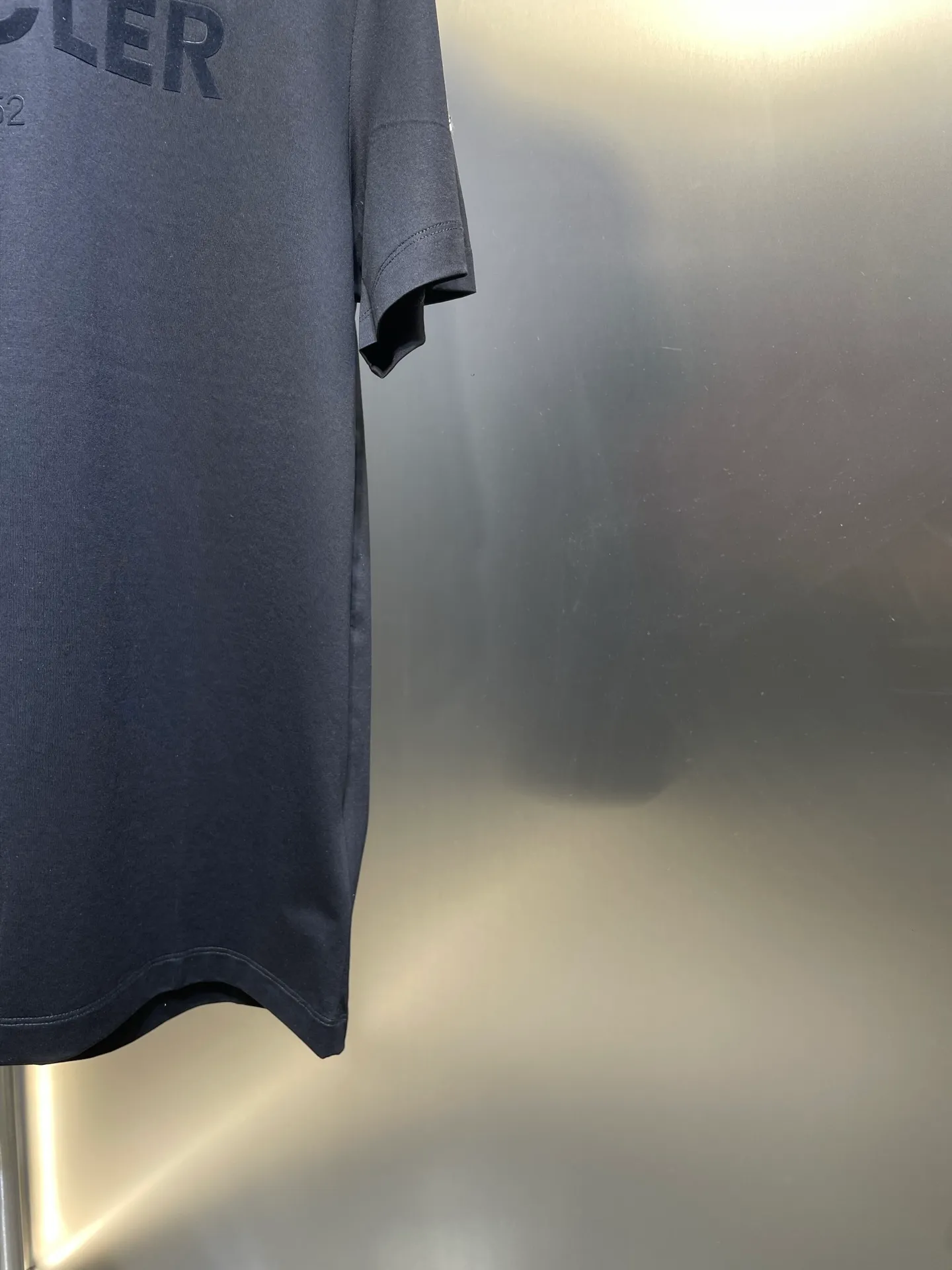 P290 moncler 🌟【Top original order】2025 spring and summer new letter flocked printed short-sleeved T-shirt; customized 80-count double-strand mercerized long-staple cotton fabric, comfortable, soft and delicate! The lower side of the row of letters on the chest is a flocking print design with a duck hollow design, and the cuffs are designed with a wool duck badge badge design, all three standards are complete!  size：s-xxxl