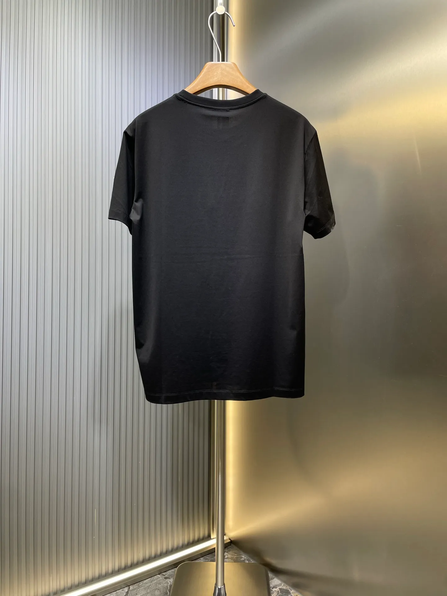 P290 moncler 🌟【Top original order】2025 spring and summer new letter flocked printed short-sleeved T-shirt; customized 80-count double-strand mercerized long-staple cotton fabric, comfortable, soft and delicate! The lower side of the row of letters on the chest is a flocking print design with a duck hollow design, and the cuffs are designed with a wool duck badge badge design, all three standards are complete!  size：s-xxxl