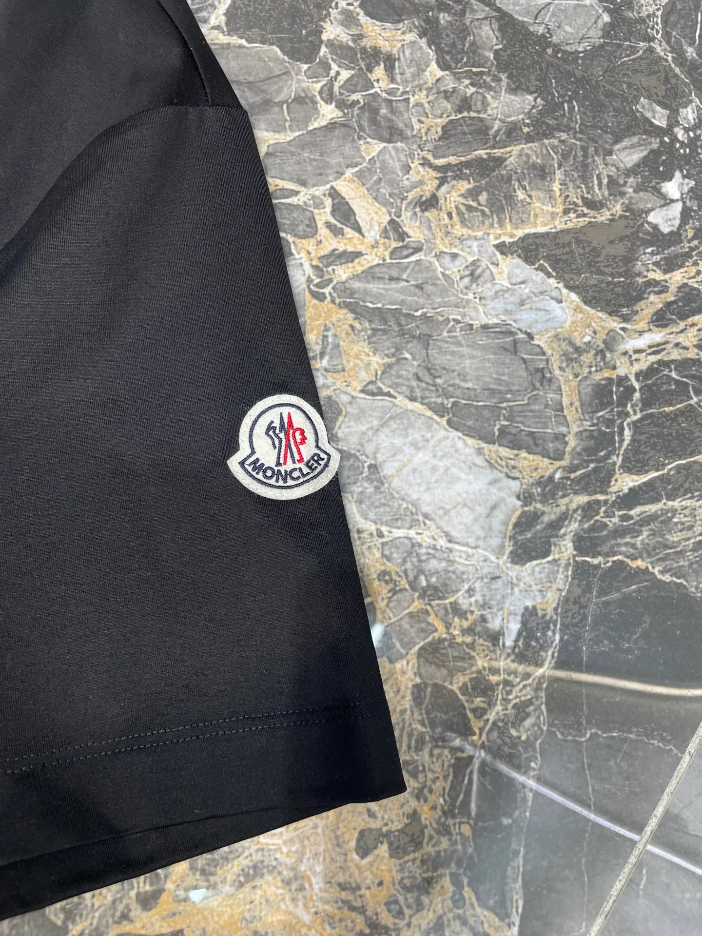 P290 moncler 🌟【Top original order】2025 spring and summer new letter flocked printed short-sleeved T-shirt; customized 80-count double-strand mercerized long-staple cotton fabric, comfortable, soft and delicate! The lower side of the row of letters on the chest is a flocking print design with a duck hollow design, and the cuffs are designed with a wool duck badge badge design, all three standards are complete!  size：s-xxxl