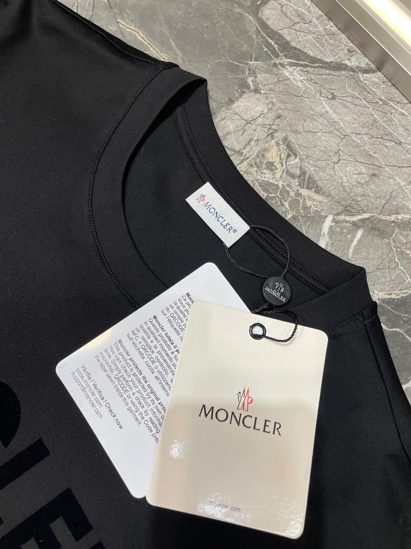 P290 moncler 🌟【Top original order】2025 spring and summer new letter flocked printed short-sleeved T-shirt; customized 80-count double-strand mercerized long-staple cotton fabric, comfortable, soft and delicate! The lower side of the row of letters on the chest is a flocking print design with a duck hollow design, and the cuffs are designed with a wool duck badge badge design, all three standards are complete!  size：s-xxxl