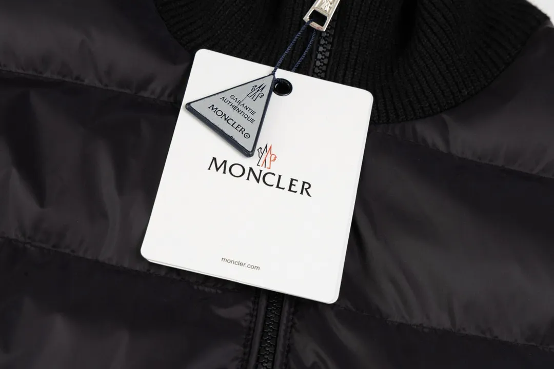 P420 MONCLER masked knitted down spliced ​​stand collar with unique side thread design! ! !  Selling point: down knitted splicing, the splicing is made of wool blended fabric!  Mengjia will release several types of sweaters and down at this time every year. In fact, the sweater and down at the Mjia counter are classic and evergreen styles. They are all basic styles. They can be worn alone or matched inside, as a sweater. The main promotion of this kind of counter is black, so most of them are black, with down in the front. Our studio has launched a gray series of products to let everyone experience different surprises. The color combination is particularly good! The face threads are also super nice! Very comfortable! The back and both sleeves are made of wool blended fabric. Color: Black Size: S-XL