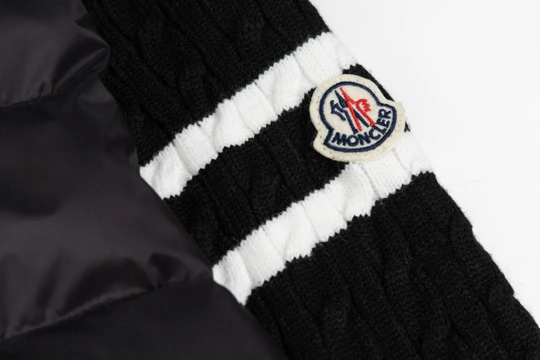 P420 MONCLER masked knitted down spliced ​​stand collar with unique side thread design! ! !  Selling point: down knitted splicing, the splicing is made of wool blended fabric!  Mengjia will release several types of sweaters and down at this time every year. In fact, the sweater and down at the Mjia counter are classic and evergreen styles. They are all basic styles. They can be worn alone or matched inside, as a sweater. The main promotion of this kind of counter is black, so most of them are black, with down in the front. Our studio has launched a gray series of products to let everyone experience different surprises. The color combination is particularly good! The face threads are also super nice! Very comfortable! The back and both sleeves are made of wool blended fabric. Color: Black Size: S-XL