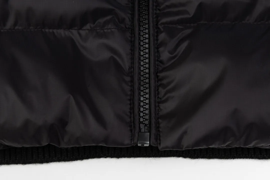 P420 MONCLER masked knitted down spliced ​​stand collar with unique side thread design! ! !  Selling point: down knitted splicing, the splicing is made of wool blended fabric!  Mengjia will release several types of sweaters and down at this time every year. In fact, the sweater and down at the Mjia counter are classic and evergreen styles. They are all basic styles. They can be worn alone or matched inside, as a sweater. The main promotion of this kind of counter is black, so most of them are black, with down in the front. Our studio has launched a gray series of products to let everyone experience different surprises. The color combination is particularly good! The face threads are also super nice! Very comfortable! The back and both sleeves are made of wool blended fabric. Color: Black Size: S-XL