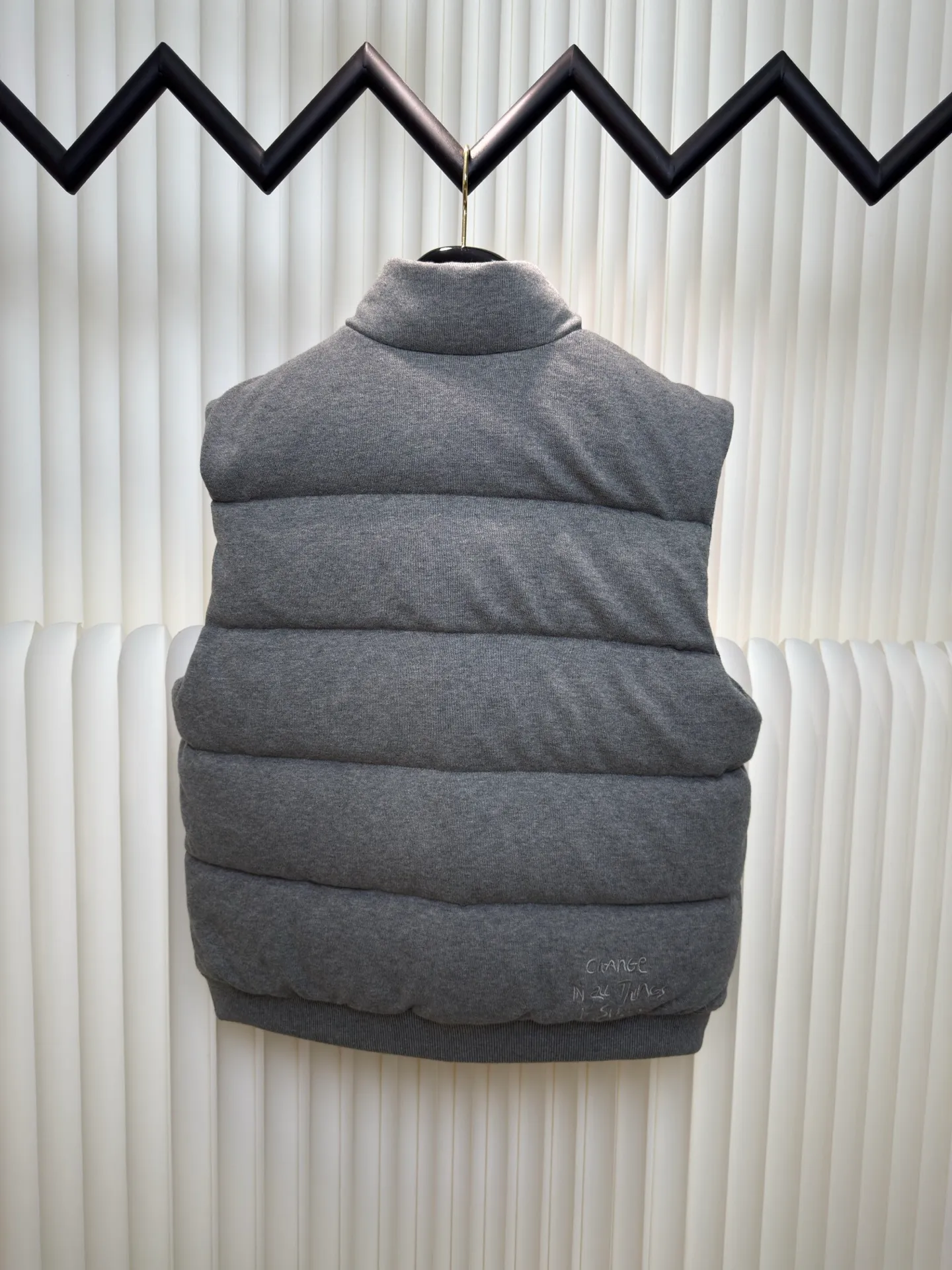 P780 MONCLER cotton embroidered down vest with mouth, 90 national standard high-quality white duck down: Selected high-fill down, with a fill power of 650fp, light and warm, excellent temperature locking performance, and good resilience. A lightweight knitted fabric made of 100% cotton fiber. The fiber characteristics are soft to the touch. The knitted structure gives the fabric a certain amount of elasticity in the horizontal and vertical directions. Even though it is a down vest, it can move freely without any sense of restraint. The air between the coils can circulate freely and has good breathability. It is not easy to accumulate moisture inside, improving the wearing experience. The high-density lining is woven with ultra-fine nylon denier, with a thickness of 0.08mm to avoid increasing the overall weight and making it smooth to wear. The high-density woven structure forms a wind resistance layer to protect the thermal efficiency of the thermal layer from loss. It can also withstand the expansion pressure of down and prevent deformation and damage after long-term use.  Through the high-precision calculation system of the computerized embroidery machine, the collaborative operation of the machine head, needle bar, and bobbin is controlled. The fabric frame moves accurately in the horizontal and vertical directions to form a stitch track. The upper and lower thread tensions are adjusted to ensure that the stitches are smooth and free of floating threads. The chest, lower front and lower back panels are decorated with three different letter embroideries. The finished product has clear patterns and no burrs on the edges. SizeS M L XL