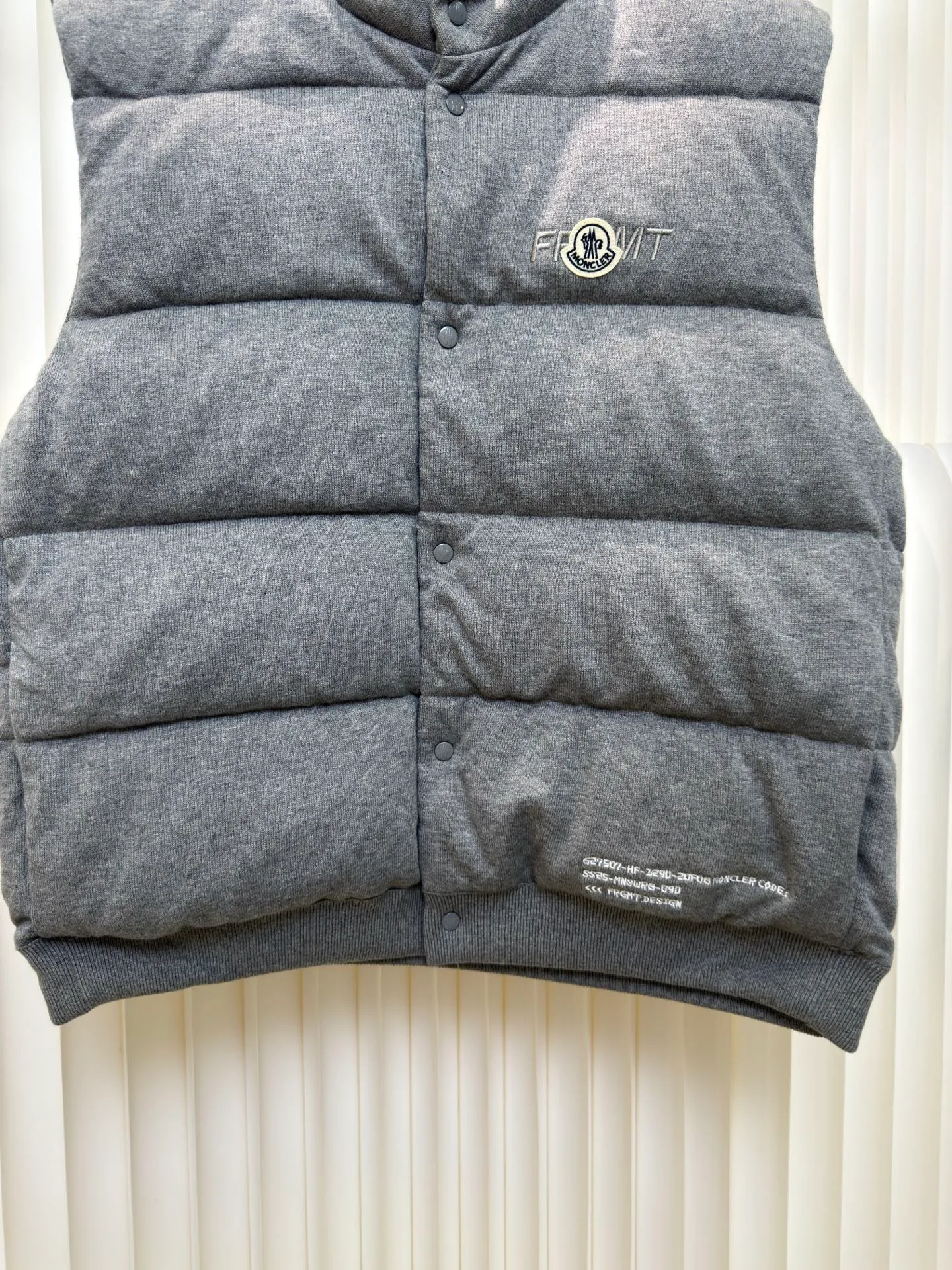 P780 MONCLER cotton embroidered down vest with mouth, 90 national standard high-quality white duck down: Selected high-fill down, with a fill power of 650fp, light and warm, excellent temperature locking performance, and good resilience. A lightweight knitted fabric made of 100% cotton fiber. The fiber characteristics are soft to the touch. The knitted structure gives the fabric a certain amount of elasticity in the horizontal and vertical directions. Even though it is a down vest, it can move freely without any sense of restraint. The air between the coils can circulate freely and has good breathability. It is not easy to accumulate moisture inside, improving the wearing experience. The high-density lining is woven with ultra-fine nylon denier, with a thickness of 0.08mm to avoid increasing the overall weight and making it smooth to wear. The high-density woven structure forms a wind resistance layer to protect the thermal efficiency of the thermal layer from loss. It can also withstand the expansion pressure of down and prevent deformation and damage after long-term use.  Through the high-precision calculation system of the computerized embroidery machine, the collaborative operation of the machine head, needle bar, and bobbin is controlled. The fabric frame moves accurately in the horizontal and vertical directions to form a stitch track. The upper and lower thread tensions are adjusted to ensure that the stitches are smooth and free of floating threads. The chest, lower front and lower back panels are decorated with three different letter embroideries. The finished product has clear patterns and no burrs on the edges. SizeS M L XL