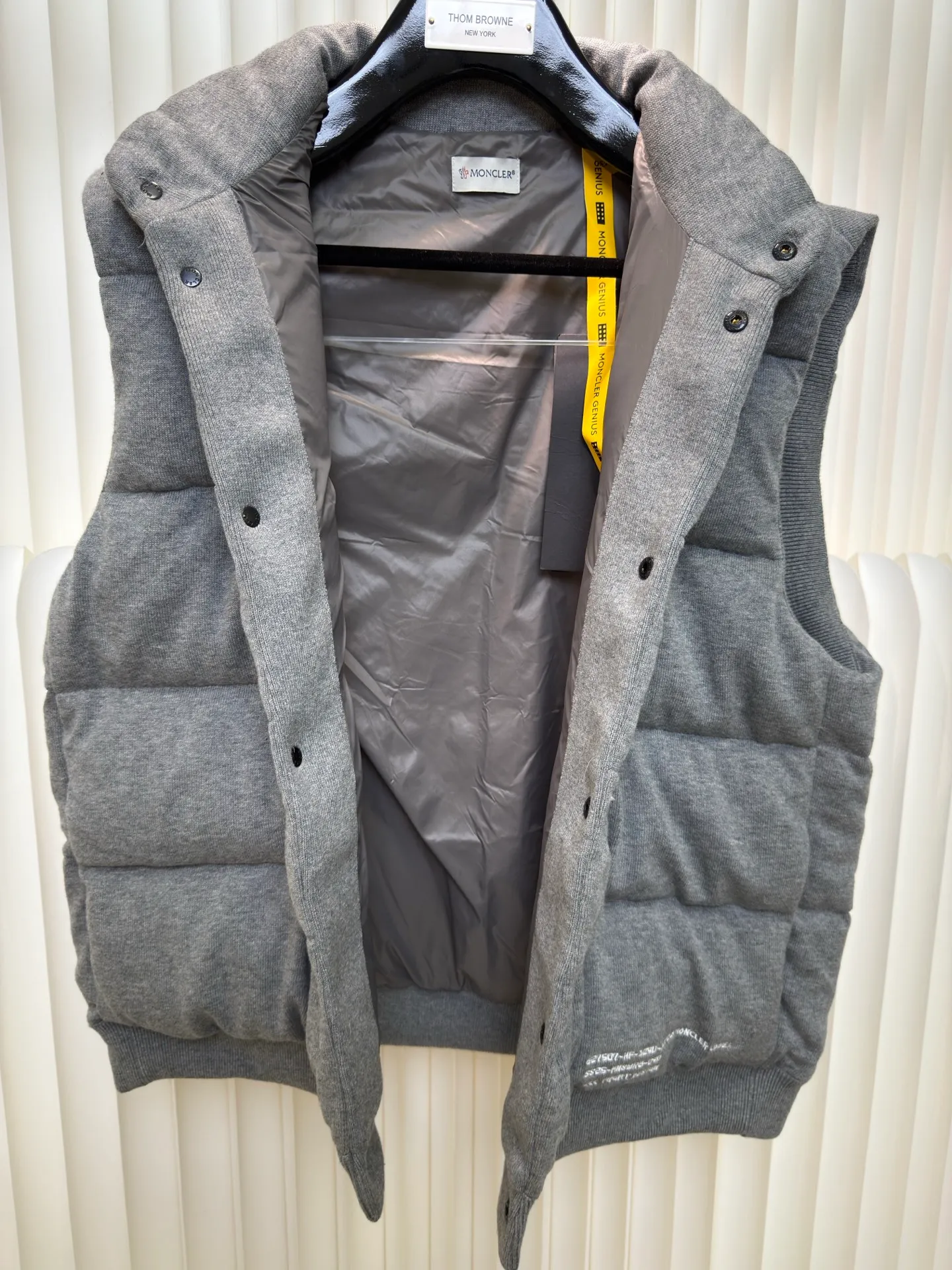 P780 MONCLER cotton embroidered down vest with mouth, 90 national standard high-quality white duck down: Selected high-fill down, with a fill power of 650fp, light and warm, excellent temperature locking performance, and good resilience. A lightweight knitted fabric made of 100% cotton fiber. The fiber characteristics are soft to the touch. The knitted structure gives the fabric a certain amount of elasticity in the horizontal and vertical directions. Even though it is a down vest, it can move freely without any sense of restraint. The air between the coils can circulate freely and has good breathability. It is not easy to accumulate moisture inside, improving the wearing experience. The high-density lining is woven with ultra-fine nylon denier, with a thickness of 0.08mm to avoid increasing the overall weight and making it smooth to wear. The high-density woven structure forms a wind resistance layer to protect the thermal efficiency of the thermal layer from loss. It can also withstand the expansion pressure of down and prevent deformation and damage after long-term use.  Through the high-precision calculation system of the computerized embroidery machine, the collaborative operation of the machine head, needle bar, and bobbin is controlled. The fabric frame moves accurately in the horizontal and vertical directions to form a stitch track. The upper and lower thread tensions are adjusted to ensure that the stitches are smooth and free of floating threads. The chest, lower front and lower back panels are decorated with three different letter embroideries. The finished product has clear patterns and no burrs on the edges. SizeS M L XL