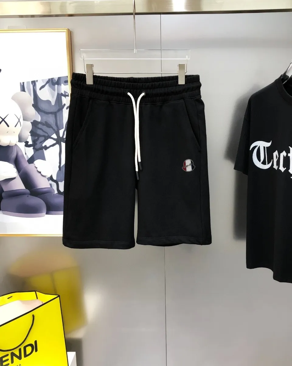 P230 Moncler SS new original men's casual shorts, the latest release on the official website of the counter ✨ High-end quality, simple, fashionable and elegant ✨ Classic logo LOGO design, customized original imported 100% cotton fabric, simple and elegant, versatile style, elegant and handsome upper body, brand new sense of sight! The details are all in place, no one is picky about the upper body, and you must pay for your own money. Size: S-XL (can wear up to 185 pounds, please state your height and weight when placing an order) Black Gray