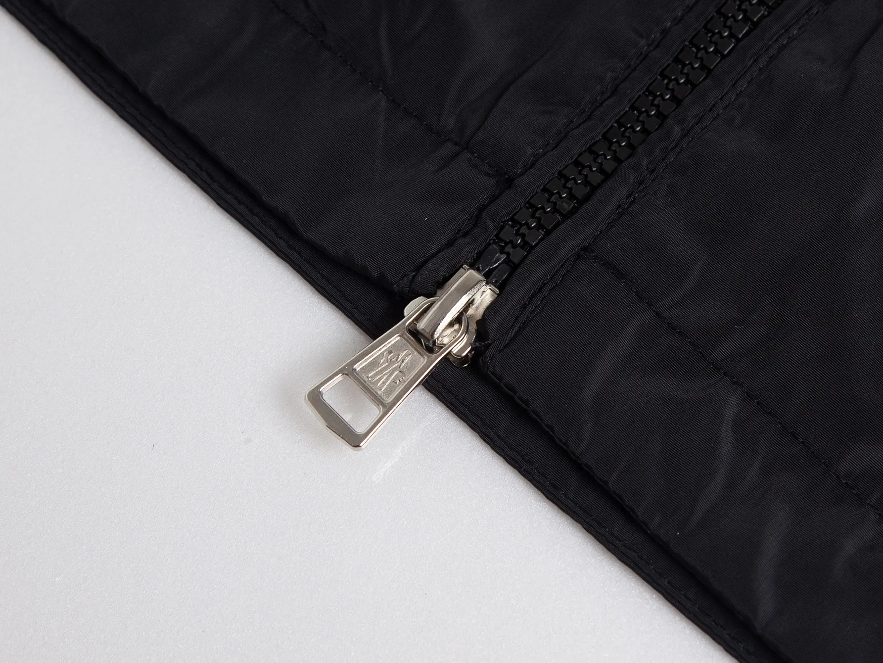 P520 ZP version) - Moncler's official website classic model is new. Letter jacquard hooded windbreaker jacket is the same for men and women - YB molded fabric details are the same. Full set of accessories customized to distinguish the market currency. Welcome to compare - Color black white - Code number 1 2 3 4 5