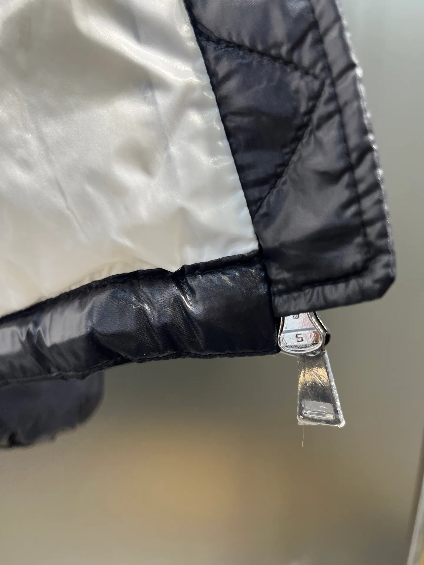 P780 moncler 🌟Moncler FW25 Abbaye short down jacket The Abbaye short jacket is made of iconic patented nylon, highlighting the fashion essence of Moncler. Featuring rectangular quilting and a contrasting lining that refreshes the removable hood. Terry knit logo embroidery adds a unique touch, making the garment instantly recognizable. Material process analysis: 1️⃣Original Nfc inductive anti-counterfeiting chip 2️⃣National standard 95% European standard pure white goose down, exclusive use of top down on the market 3️⃣Fabric: 100% nylon; Lining: 100% nylon, one of the best on the market, everything is customized according to the original version. 4⃣️The electroplated hardware is produced by the original processing factory, all customized by the original factory, and is not a replica of various types on the market. 5⃣️Produced by a certain Lang factory, it has always been unambiguous in terms of quality. Everyone knows about the workmanship, QA and Qc quality inspection of the workers when shipping from large factories. It is not comparable to small factories in the market. Mouth-mounted down jackets, let’s not brag, there is almost no one that can do better than us! Make an original product with care, so that every customer has the confidence to introduce it to his customers: This is the top replica version in China. Good products do not need too many soft articles to set off, only junk products will boast: the original ZP uses thousands of words to impress consumers! Although it is an F product, it is not inferior to ZP!  Color: white pink, white black, black, khaki, pink Size: 0123