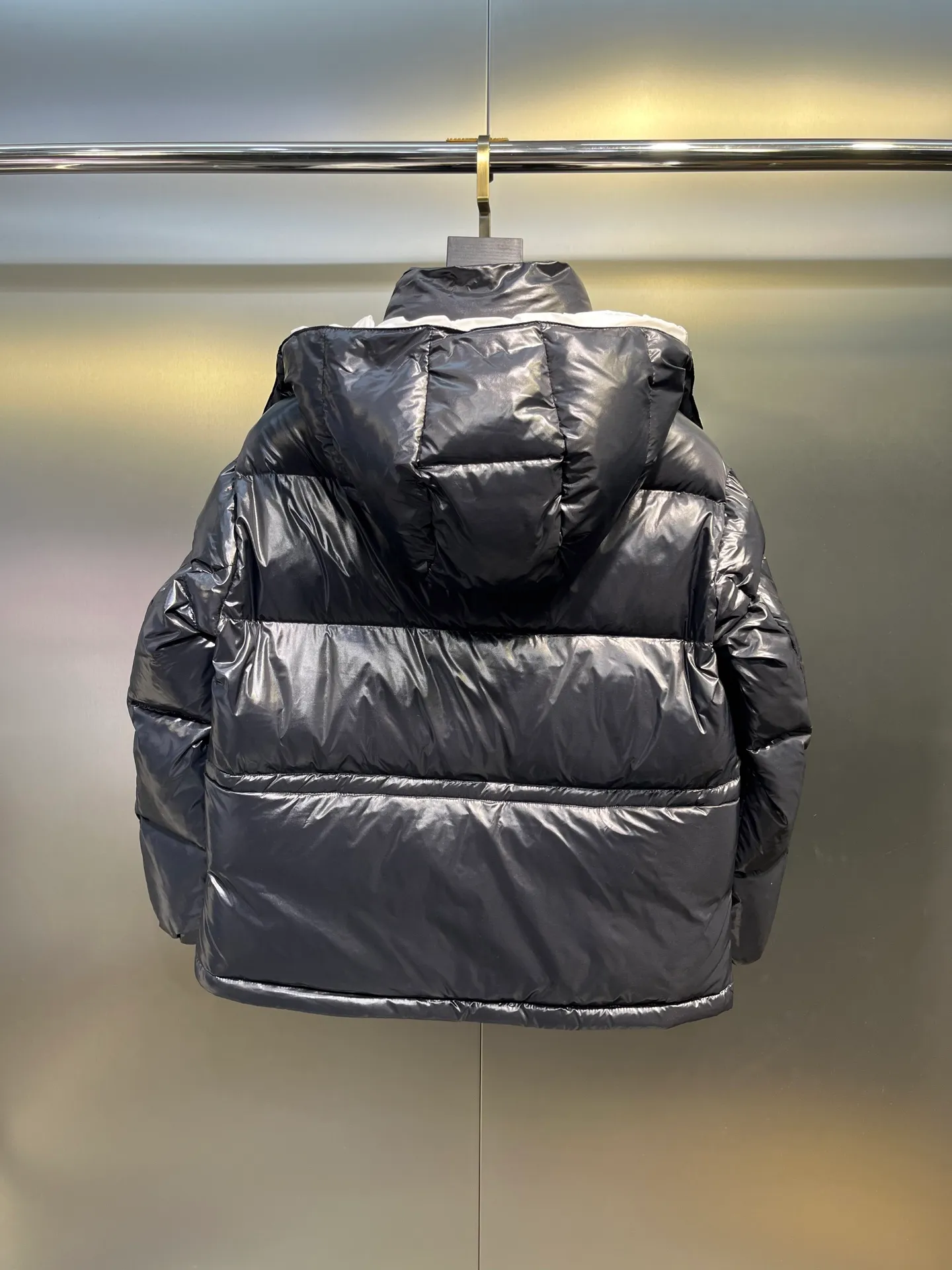 P780 moncler 🌟Moncler FW25 Abbaye short down jacket The Abbaye short jacket is made of iconic patented nylon, highlighting the fashion essence of Moncler. Featuring rectangular quilting and a contrasting lining that refreshes the removable hood. Terry knit logo embroidery adds a unique touch, making the garment instantly recognizable. Material process analysis: 1️⃣Original Nfc inductive anti-counterfeiting chip 2️⃣National standard 95% European standard pure white goose down, exclusive use of top down on the market 3️⃣Fabric: 100% nylon; Lining: 100% nylon, one of the best on the market, everything is customized according to the original version. 4⃣️The electroplated hardware is produced by the original processing factory, all customized by the original factory, and is not a replica of various types on the market. 5⃣️Produced by a certain Lang factory, it has always been unambiguous in terms of quality. Everyone knows about the workmanship, QA and Qc quality inspection of the workers when shipping from large factories. It is not comparable to small factories in the market. Mouth-mounted down jackets, let’s not brag, there is almost no one that can do better than us! Make an original product with care, so that every customer has the confidence to introduce it to his customers: This is the top replica version in China. Good products do not need too many soft articles to set off, only junk products will boast: the original ZP uses thousands of words to impress consumers! Although it is an F product, it is not inferior to ZP!  Color: white pink, white black, black, khaki, pink Size: 0123