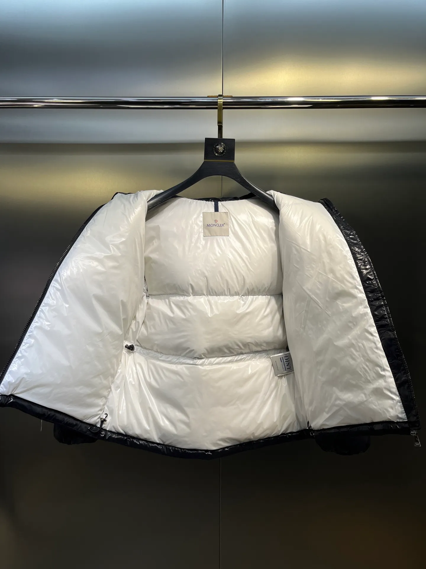 P780 moncler 🌟Moncler FW25 Abbaye short down jacket The Abbaye short jacket is made of iconic patented nylon, highlighting the fashion essence of Moncler. Featuring rectangular quilting and a contrasting lining that refreshes the removable hood. Terry knit logo embroidery adds a unique touch, making the garment instantly recognizable. Material process analysis: 1️⃣Original Nfc inductive anti-counterfeiting chip 2️⃣National standard 95% European standard pure white goose down, exclusive use of top down on the market 3️⃣Fabric: 100% nylon; Lining: 100% nylon, one of the best on the market, everything is customized according to the original version. 4⃣️The electroplated hardware is produced by the original processing factory, all customized by the original factory, and is not a replica of various types on the market. 5⃣️Produced by a certain Lang factory, it has always been unambiguous in terms of quality. Everyone knows about the workmanship, QA and Qc quality inspection of the workers when shipping from large factories. It is not comparable to small factories in the market. Mouth-mounted down jackets, let’s not brag, there is almost no one that can do better than us! Make an original product with care, so that every customer has the confidence to introduce it to his customers: This is the top replica version in China. Good products do not need too many soft articles to set off, only junk products will boast: the original ZP uses thousands of words to impress consumers! Although it is an F product, it is not inferior to ZP!  Color: white pink, white black, black, khaki, pink Size: 0123