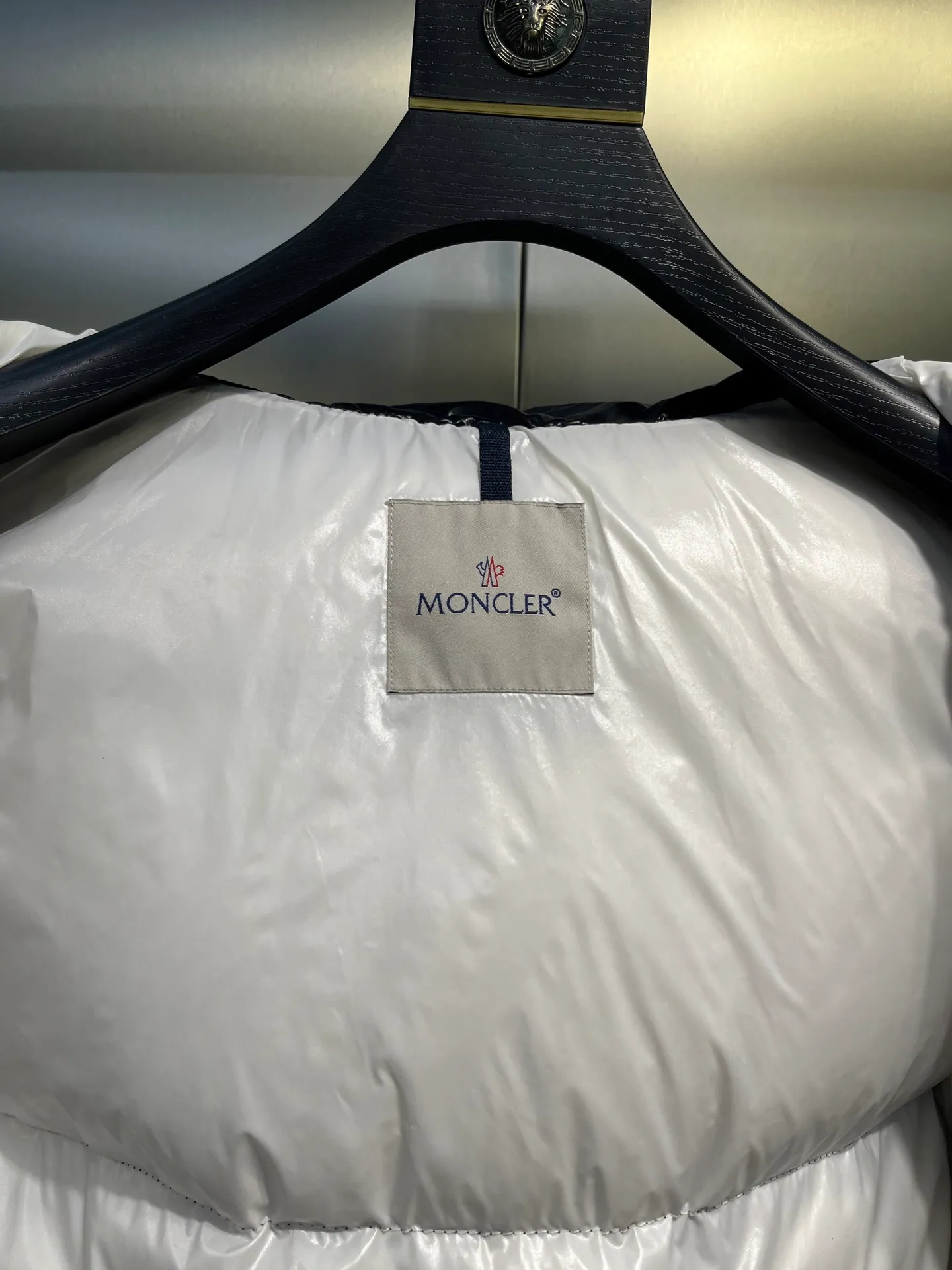 P780 moncler 🌟Moncler FW25 Abbaye short down jacket The Abbaye short jacket is made of iconic patented nylon, highlighting the fashion essence of Moncler. Featuring rectangular quilting and a contrasting lining that refreshes the removable hood. Terry knit logo embroidery adds a unique touch, making the garment instantly recognizable. Material process analysis: 1️⃣Original Nfc inductive anti-counterfeiting chip 2️⃣National standard 95% European standard pure white goose down, exclusive use of top down on the market 3️⃣Fabric: 100% nylon; Lining: 100% nylon, one of the best on the market, everything is customized according to the original version. 4⃣️The electroplated hardware is produced by the original processing factory, all customized by the original factory, and is not a replica of various types on the market. 5⃣️Produced by a certain Lang factory, it has always been unambiguous in terms of quality. Everyone knows about the workmanship, QA and Qc quality inspection of the workers when shipping from large factories. It is not comparable to small factories in the market. Mouth-mounted down jackets, let’s not brag, there is almost no one that can do better than us! Make an original product with care, so that every customer has the confidence to introduce it to his customers: This is the top replica version in China. Good products do not need too many soft articles to set off, only junk products will boast: the original ZP uses thousands of words to impress consumers! Although it is an F product, it is not inferior to ZP!  Color: white pink, white black, black, khaki, pink Size: 0123