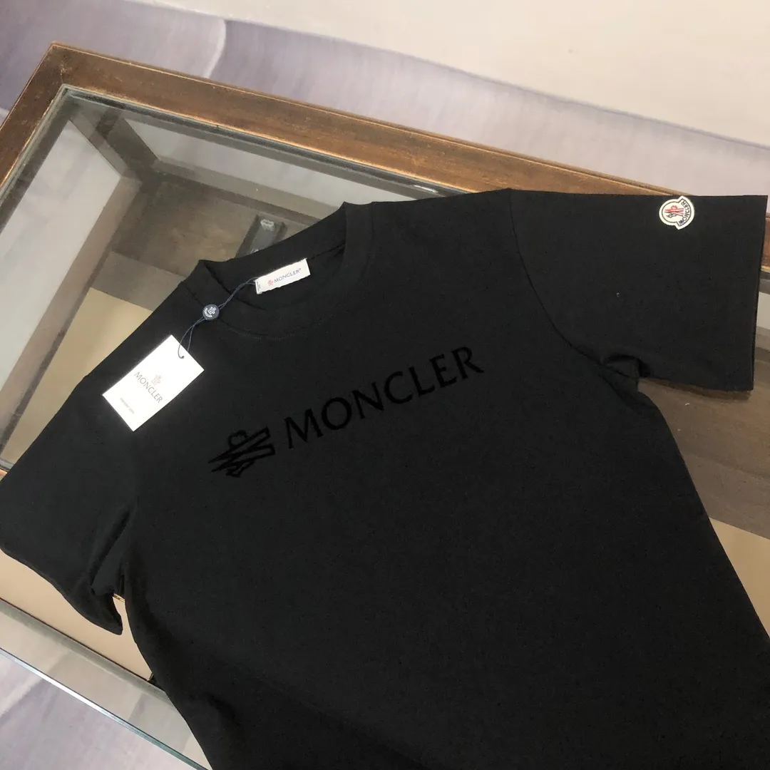P160 MONCLER 2025 new summer short-sleeved T-shirt 😍 The MONCLER brand has won the love of consumers with its exquisite craftsmanship and unique design. This new summer T-shirt shows the brand's personality with its three-dimensional letter flocking design. Customized fabrics make it more comfortable and breathable to wear, and the loose fit design is suitable for various body types, allowing you to feel cool and comfortable in the hot summer. This T-shirt is not only fashionable and beautiful, but also highly practical. It is an indispensable item in the summer wardrobe. Color: Black White Size: S M L XL (loose fit, please state your height and weight when placing an order)